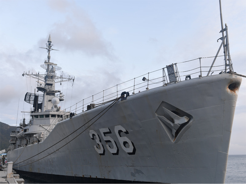 Kapal Republik Indonesia (KRI) Karel Satsuit Tubun-356 bersandar di Faslabuh Lanal Ranai, Selat Lampa, Natuna, Kepulauan Riau.