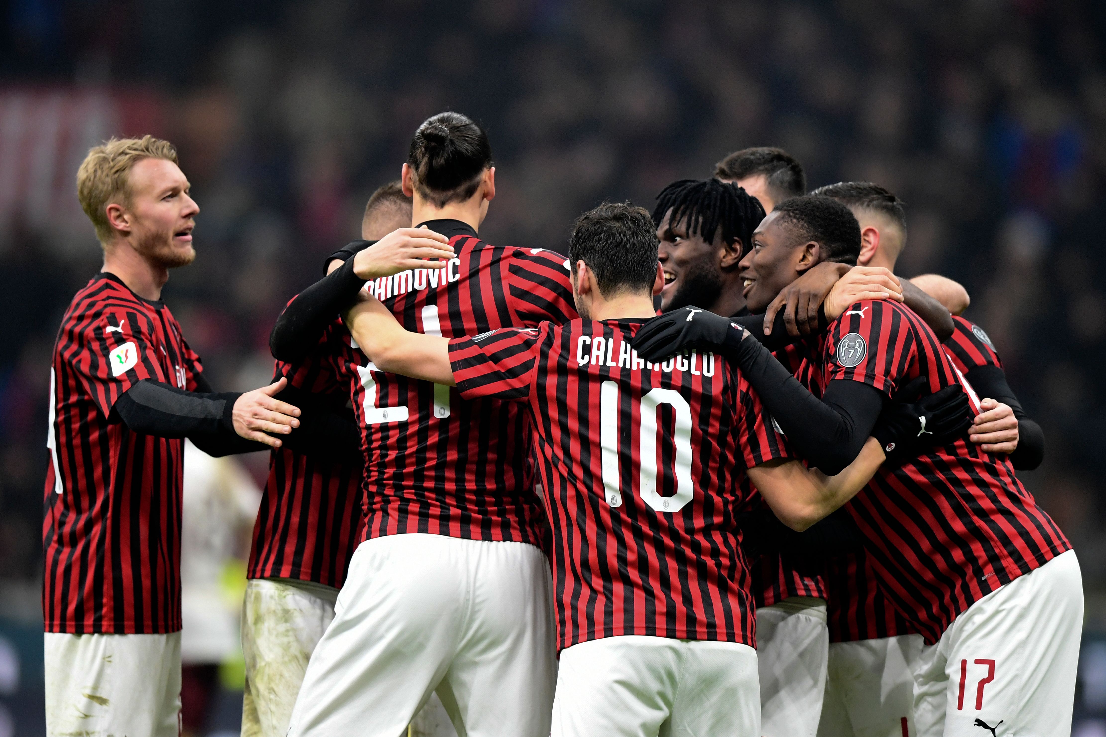Zlatan Ibrahimovic (tengah) bersama para pemain AC Milan lainnya melakukan selebrasi usai mencetak gol keempat ke gawang Torino.