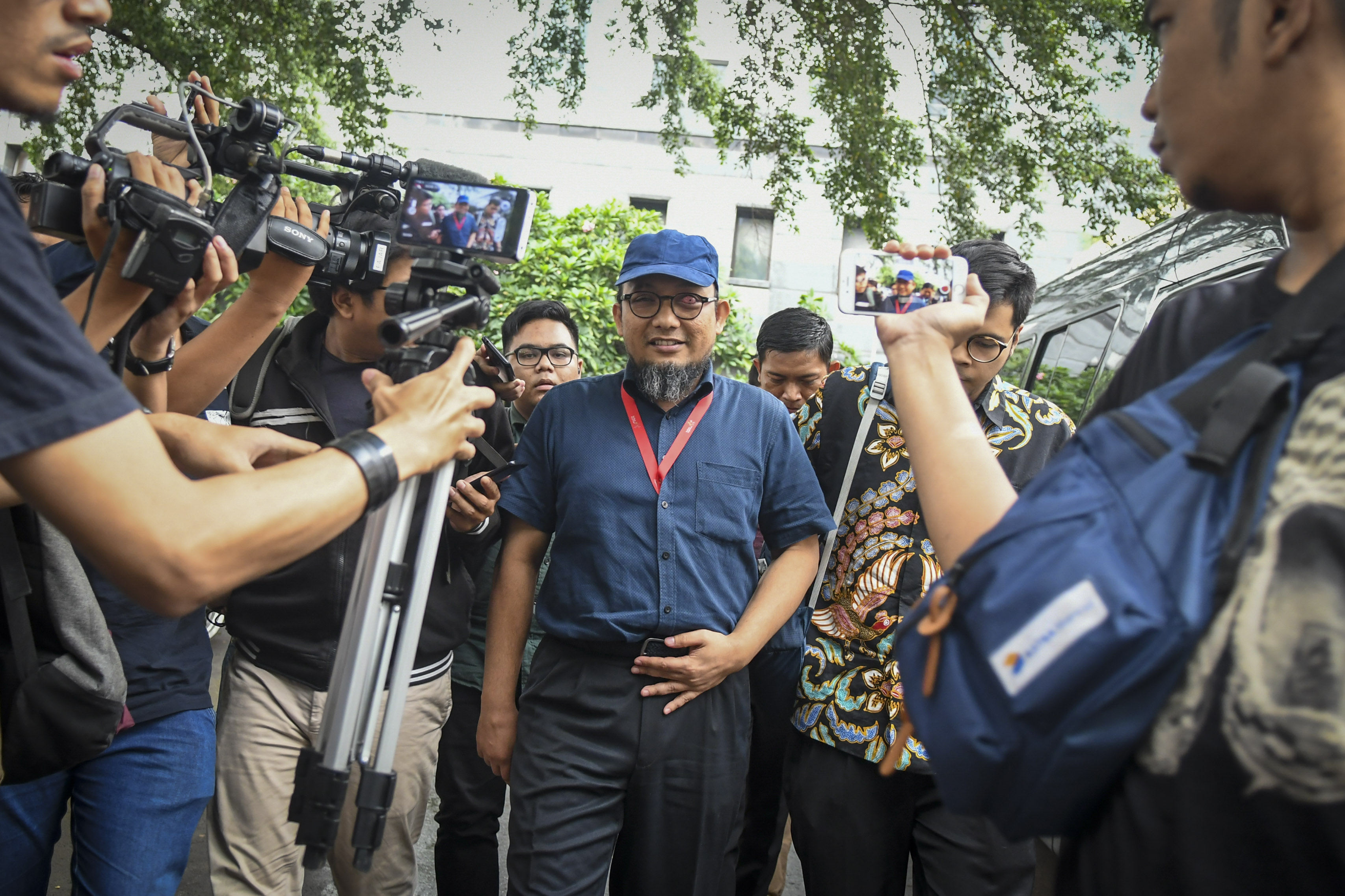 Penyidik Senior KPK Novel Baswedan (tengah) berjalan meninggalkan ruang penyidikan usai menjalani pemeriksaan di Polda Metro Jaya, Jakarta. 