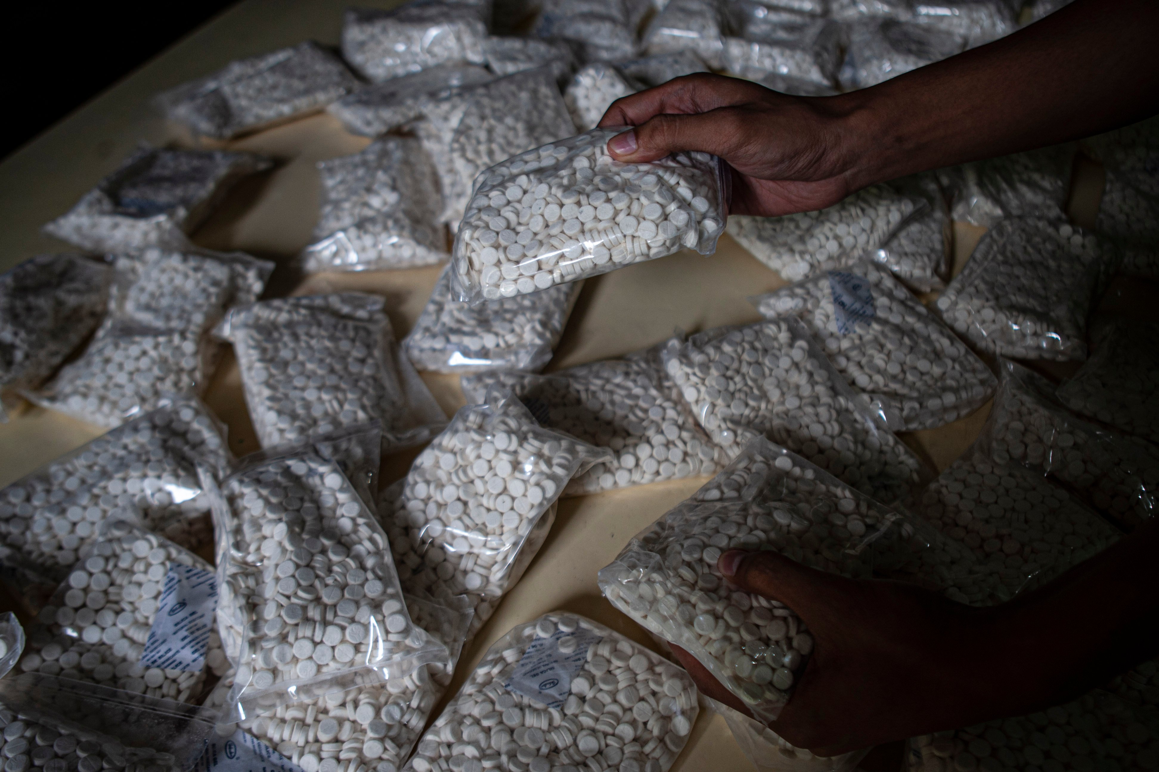 Petugas memperlihatkan obat tanpa izin edar jenis Trihexyphenidyl (THD) seusai menggelar siaran pers di kantor BPOM Palu, Sulawesi Tengah.