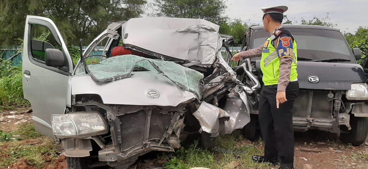 Polisi menunjuk Daihatsu Gran Max B 1123 SRW yang ditumpangi enam orang menabrak belakang truk di Jalur A KM 119 Kabupaten Subang, Jabar