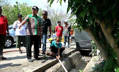 Wali Kota Kupang, Jefri Riwu Kore (bertopi hitam) saat Memeriksa Drainase yang Tersumbat.