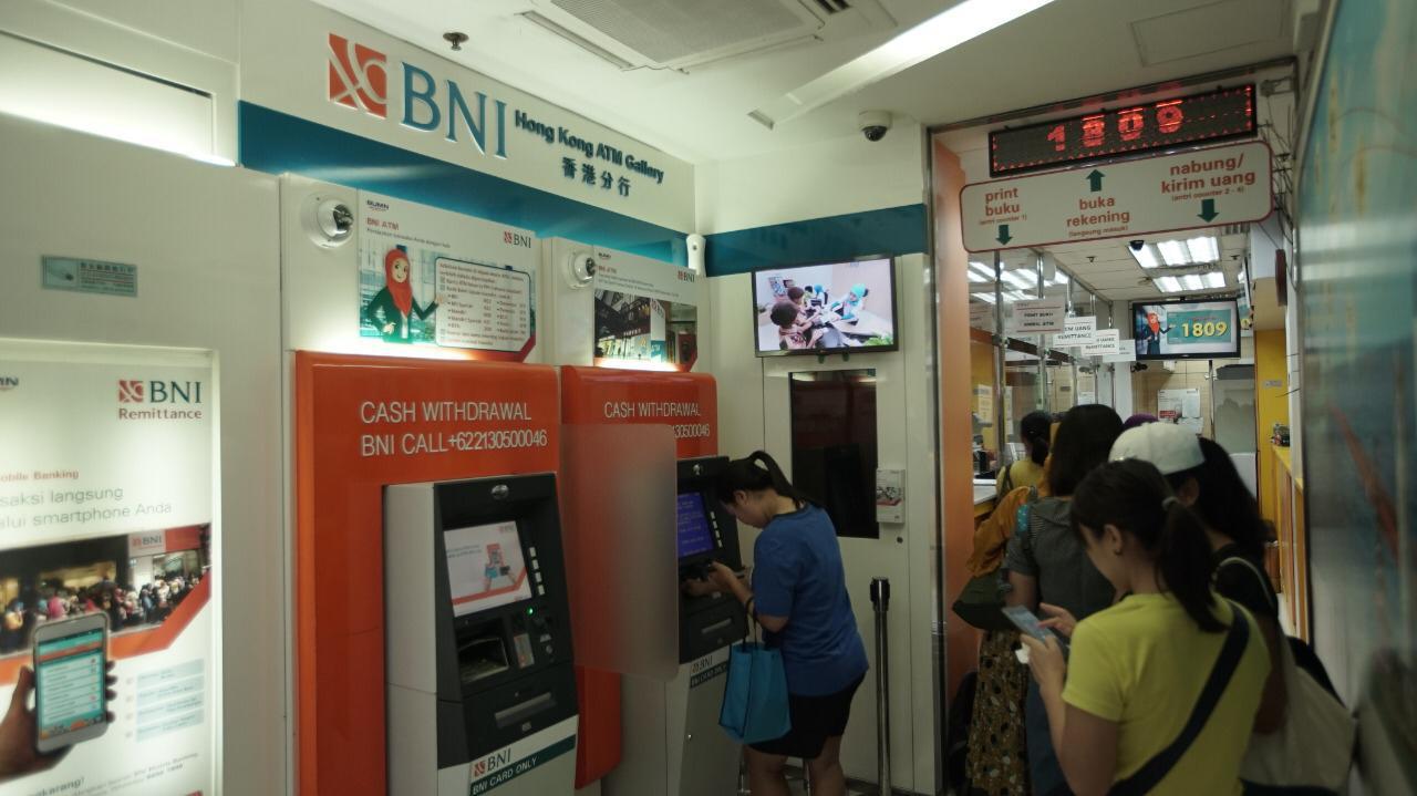 Nasabah BNI melakukan transaksi di ATM BNI di Hong ong