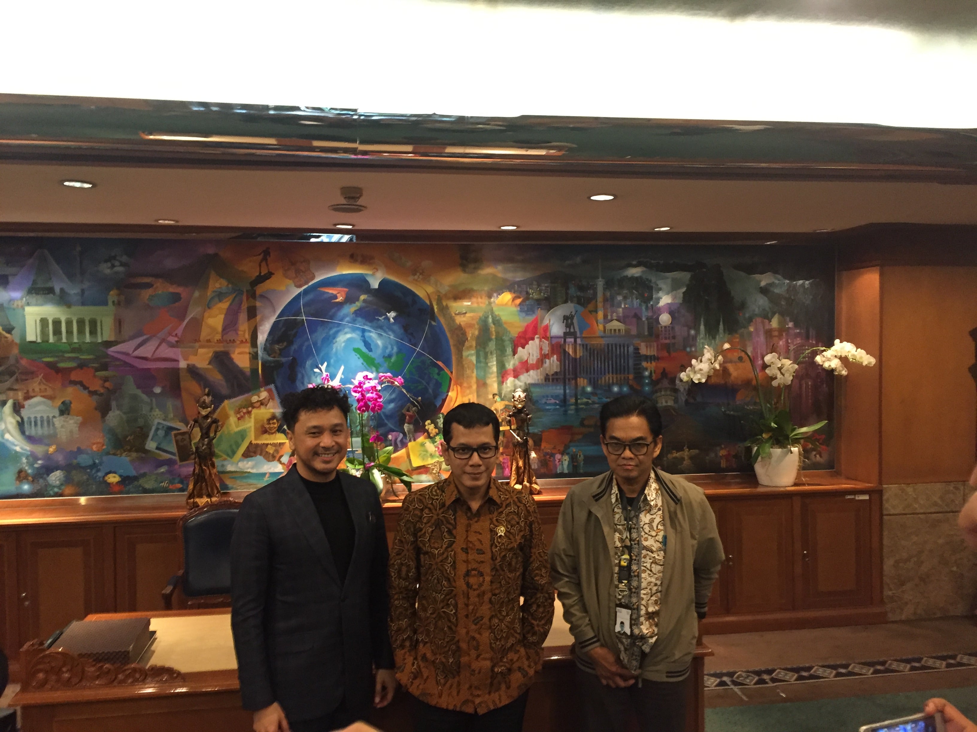 Menteri Pariwisata dan Ekonomi Kreatif Wushnutama Kusubandio bersama Presiden ESPL Giring Ganesha