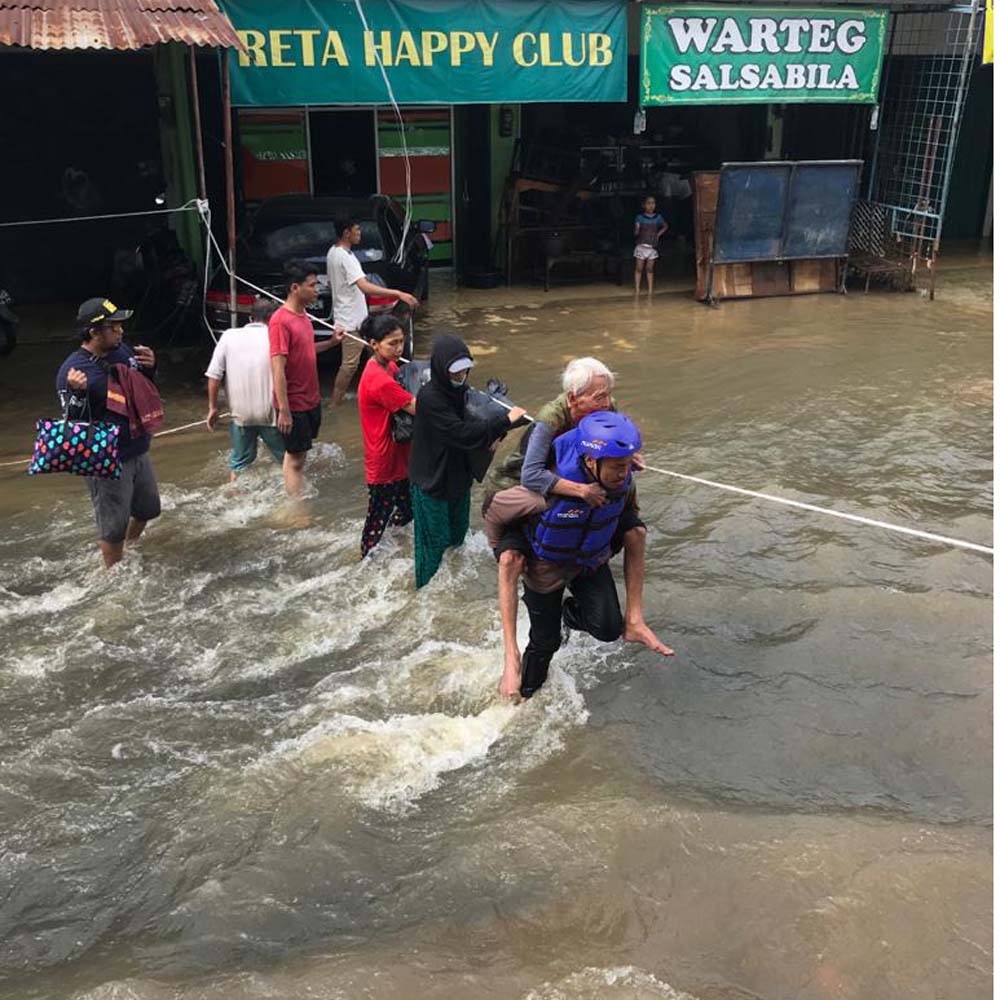 Reklawan Bank Mandiri bantu korban banjir