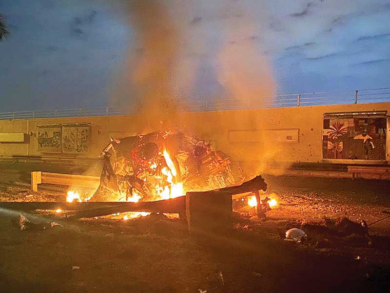 Salah satu kendaraan yang hancur dan terbakar akibat tembakan rudal pasukan Amerika Serikat di Bandara Internasional Baghdad, Irak, kemarin.