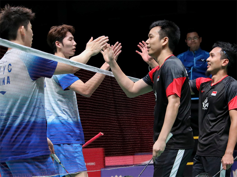 Ganda putra Indonesia Hendra Setiawan dan Mohammad Ahsan (kanan) berjabat tangan dengan ganda putra China Li Jun Hui dan Liu Yu Chen.