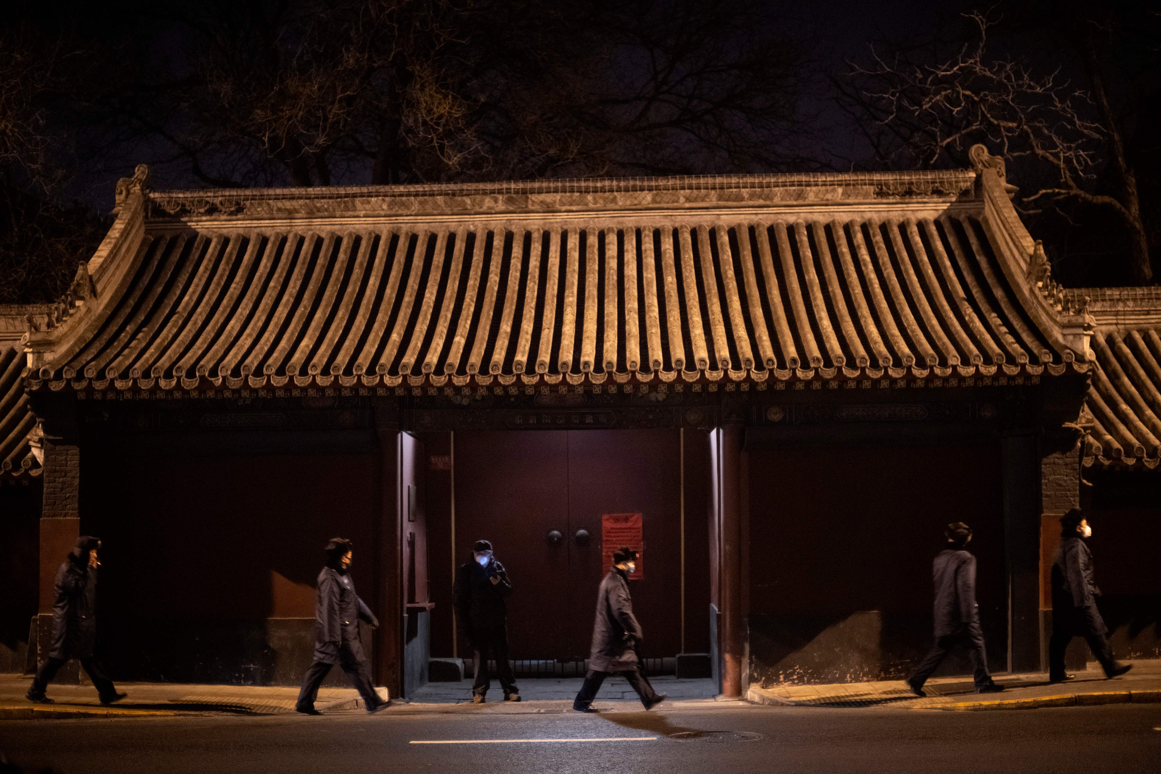 Petugas keamanan di Tiongkok menggunakan masker untuk melindungi dari penyebaran Virus Korona