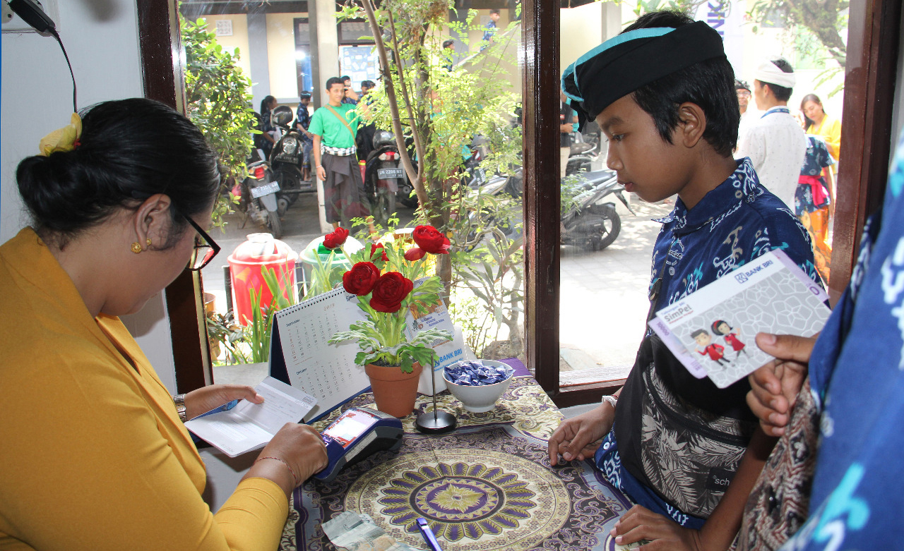 Bank BRI bersinergi dengan sekolah menghadirkan layanan BRILink di sekolah guna perluasan akses keuangan.