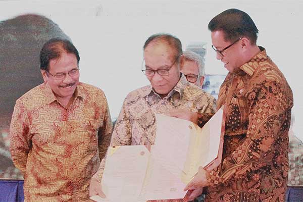 Menteri ATR/Kepala BPN Sofyan Djalil (kiri), Direktur Bank Mandiri Donsuwan Simatupang (tengah) di Jakarta, kemarin