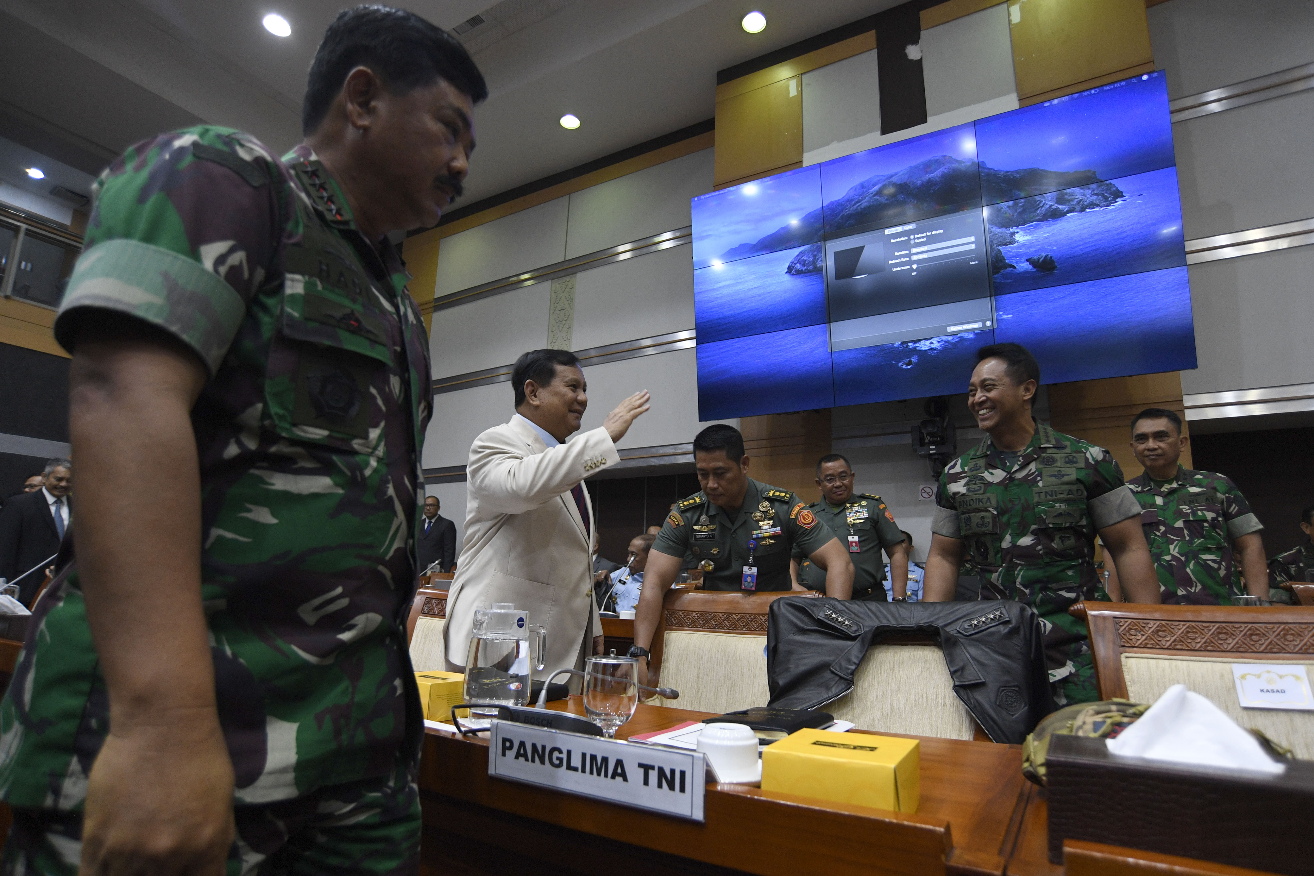 Menteri Pertahanan Prabowo Subianto (kedua kiri) bersiap mengikuti rapat kerja bersama Komisi I DPR di Jakarta, hari ini.