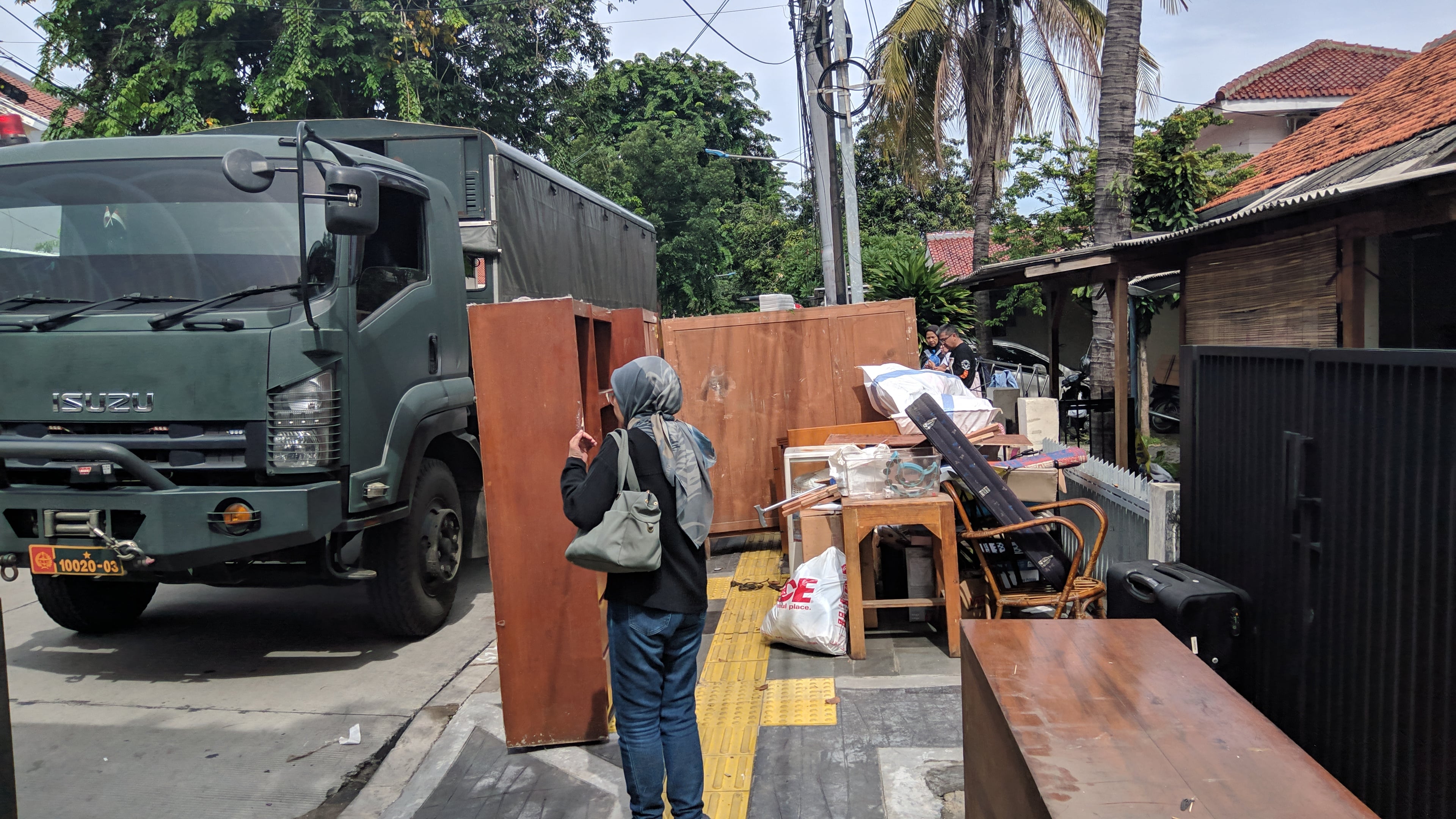 Rumah keluarga Alm Brigjen (Purn) Imam Soepono di Jalan Howitzer No 8 dikosongkan oleh anggota TNI, Kamis (30/1).