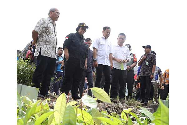 Menteri LHKSiti Nurbaya saat meninjau kebun bibit desa di Kelurahan Babakan Pasar, Bogor Tengah.