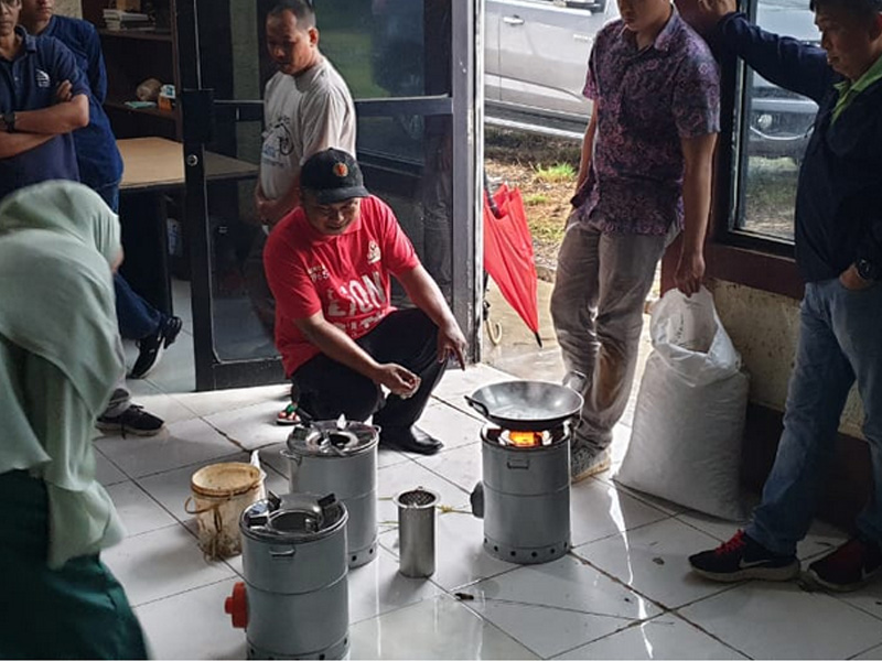 Warga Desa Pada ASih, Subang, menjajal pelet kayu untuk memasak.