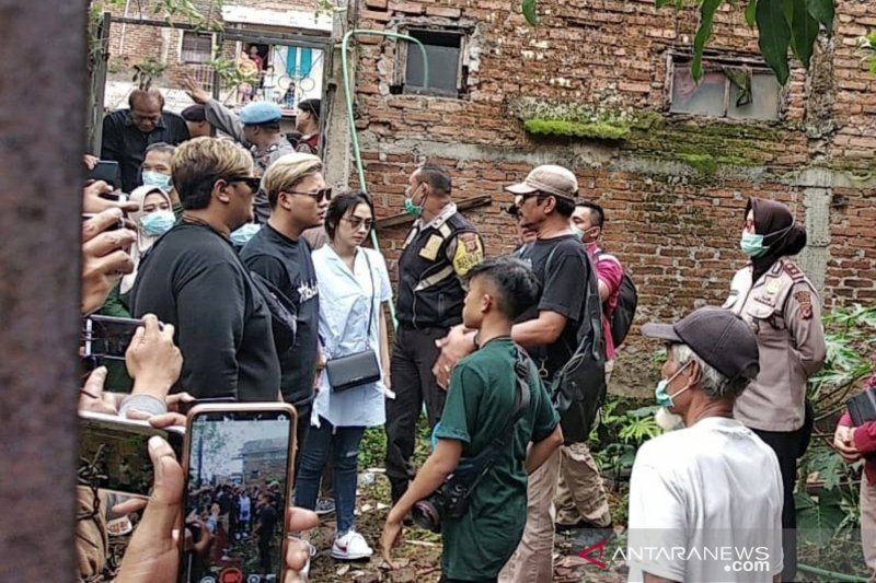 Penyanyi putra komedian Sule, Rizky Febian mendatangi makam ibunya saat proses autopsi.