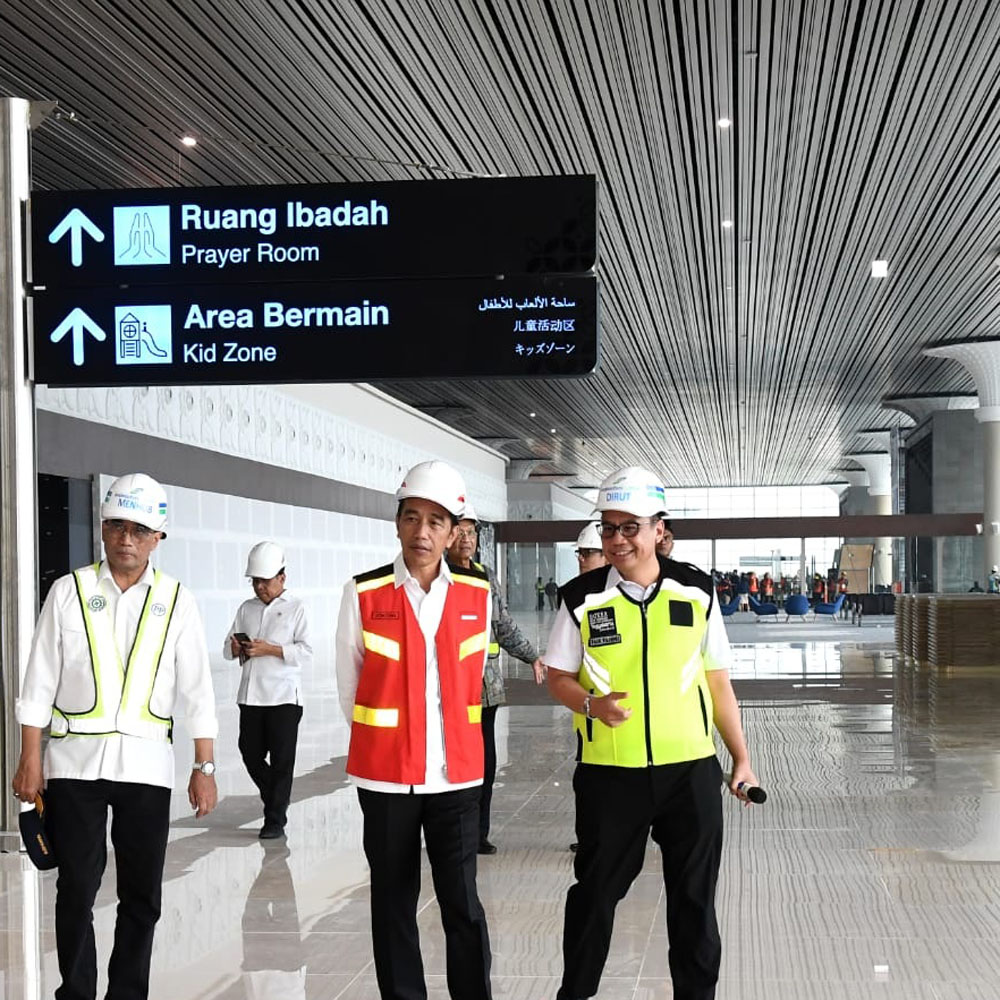 Presiden Jokowi meninjau bandara Internasional Yogyakarta bersama dengan menteri Perhubungan Budi Karya Sumadi