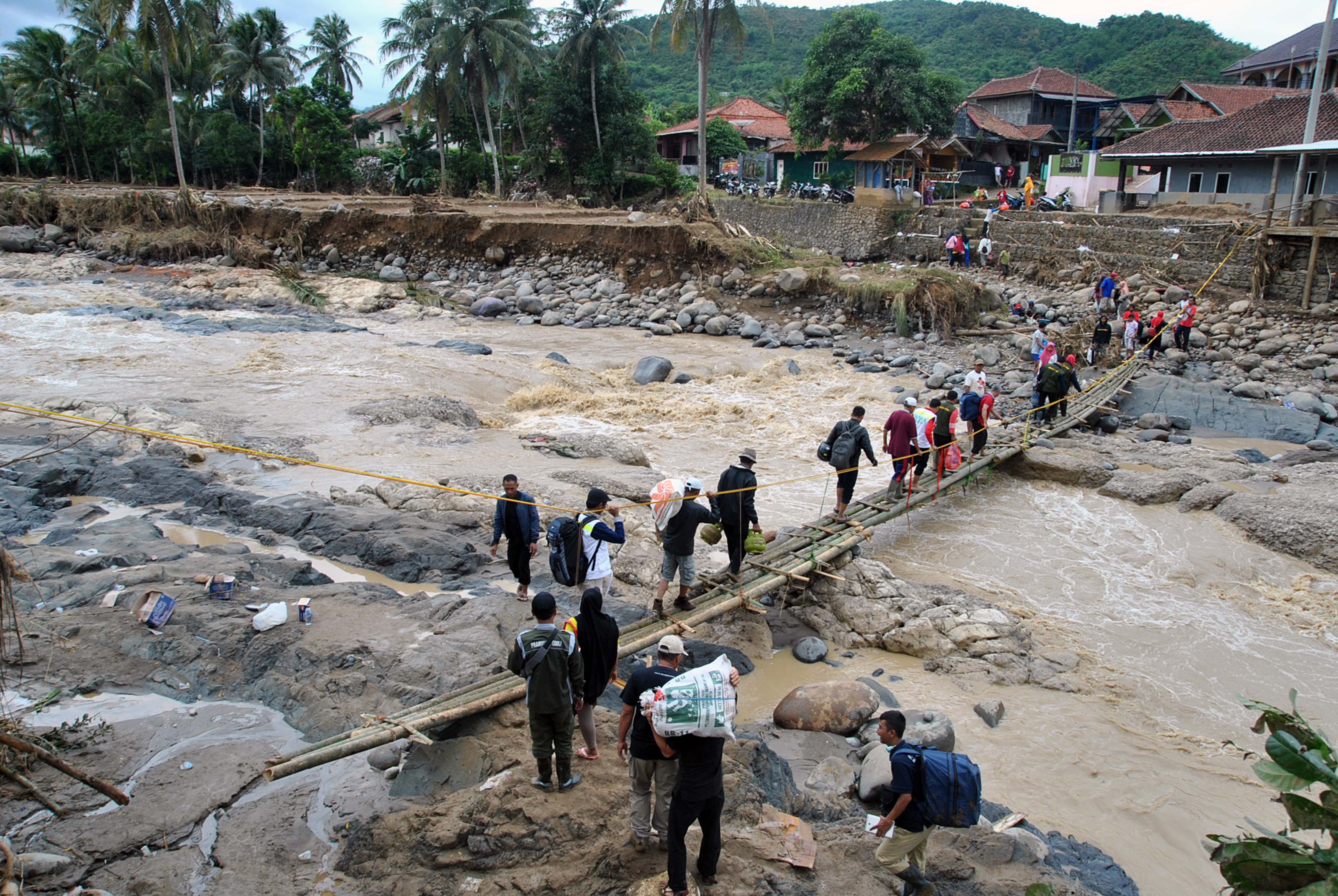 Akses Darat Putus, Bantuan Logistik Dikirim Pakai Helikopter 