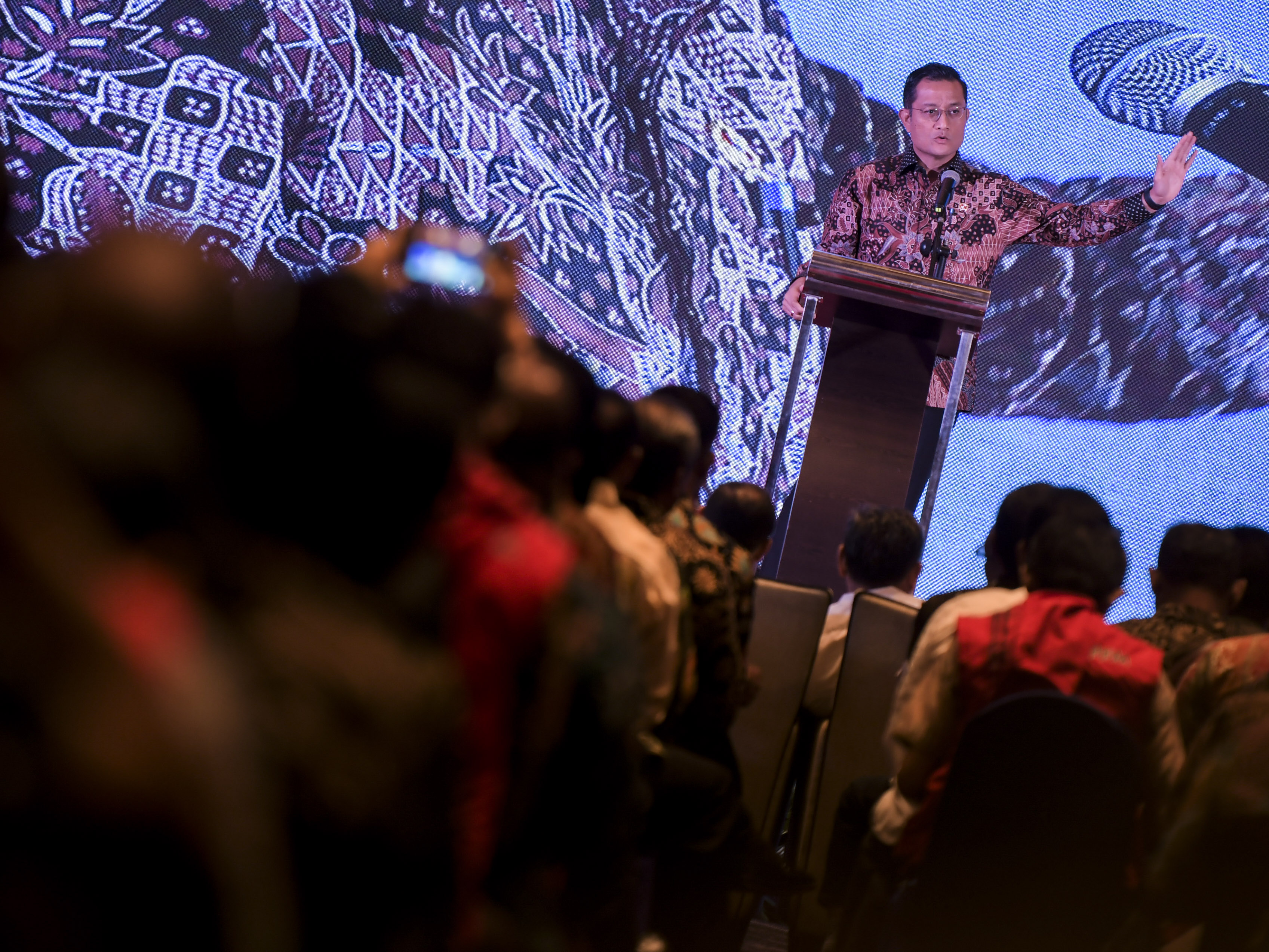  Menteri Sosial Juliari Batubara menyampaikan arahan saat sosialisasi program sembako di Jakarta, Rabu (22/1)