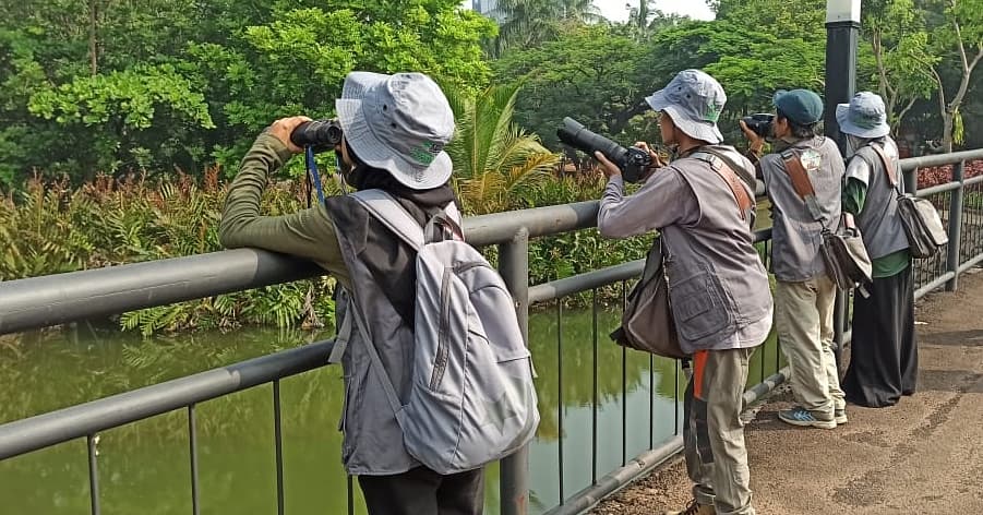Anggota Biodiversity Warriors Yayasan Kehati melakukan pengamatan burung air di Ancol.