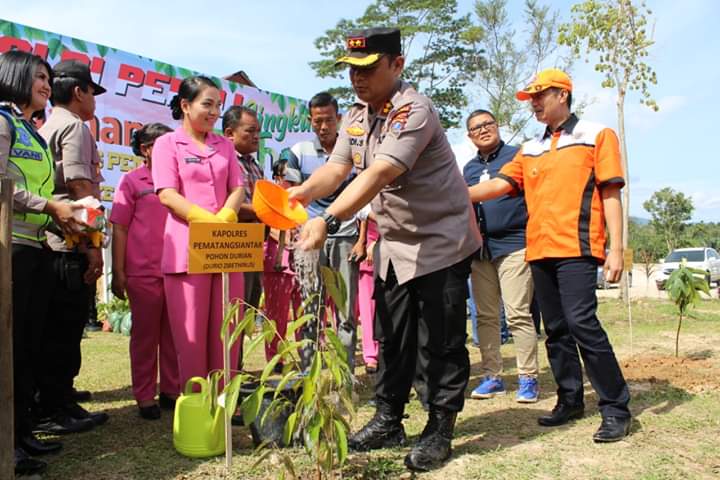  Polres Pematangsiantar menanam 1200 pohon di Kompleks Kantor Pusta GKPS, Kelurahan Bane, Kecamatan Siantar Utara, Pematangsiantar.