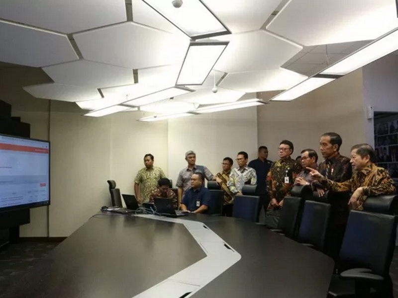 Presiden Joko Widodo bersama Menteri PPN/Kepala Bappenas Suharso Monoarfa saat meninjau Integrated Digital Work di Gedung Bappenas.