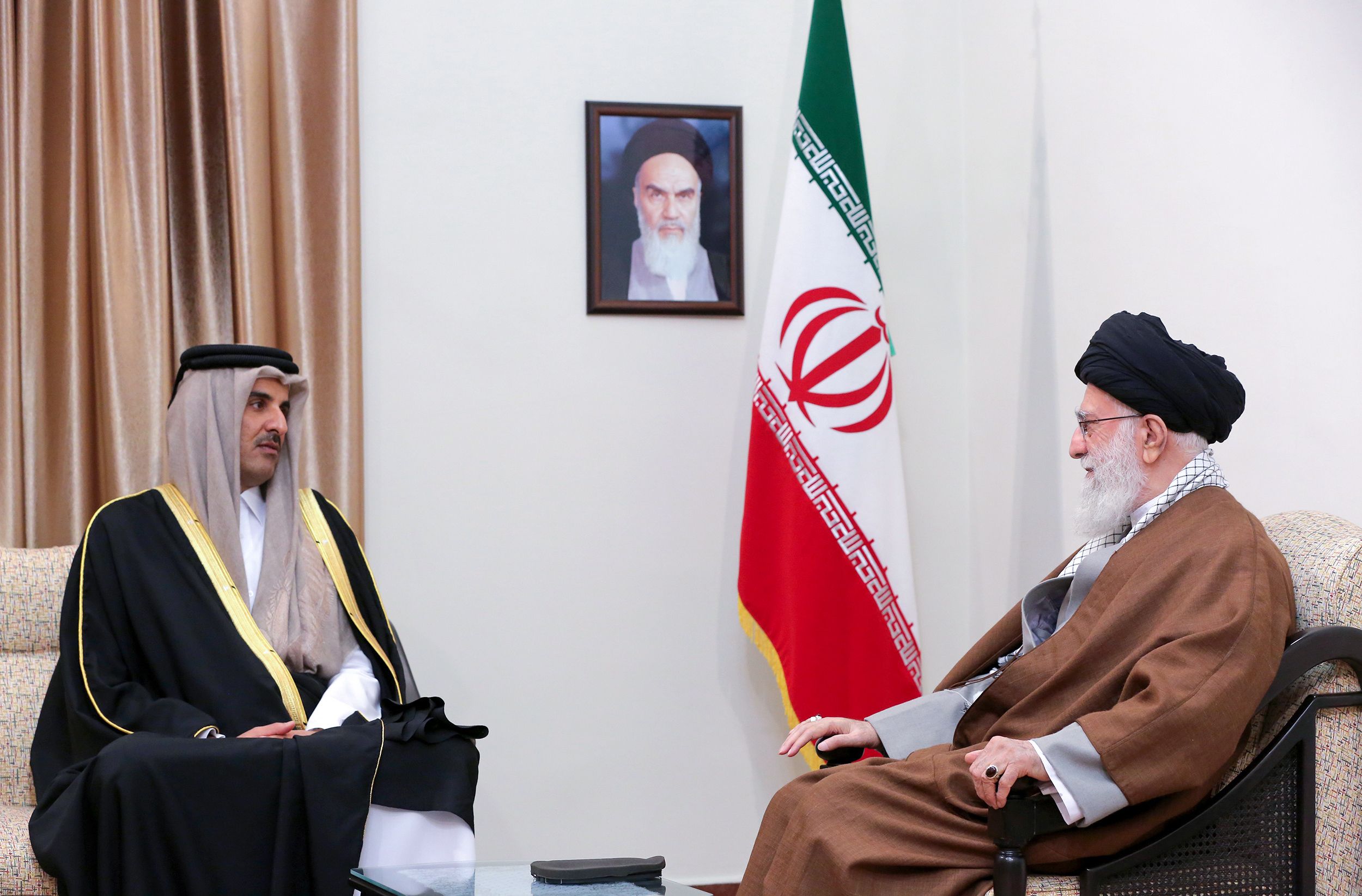 Pemimpin Tertinggi Iran Ayatollah Ali Khamenei (kanan) bertemu Emir Qatar Sheikh Tamim bin Hamad al-Thani 