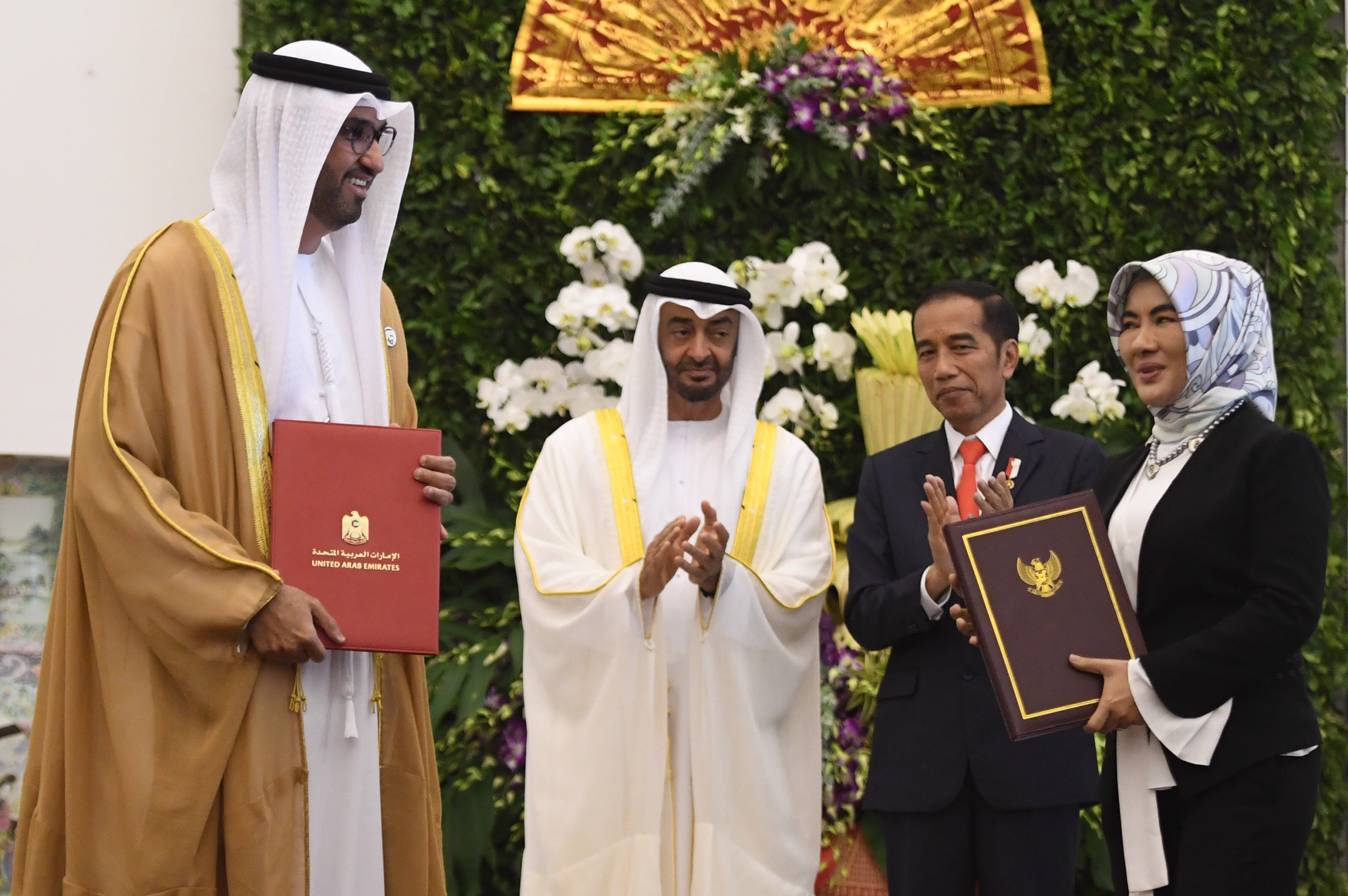 Presiden Joko Widodo (kedua kanan) bersama Putra Mahkota Abu Dhabi Uni Emirat Arab (UEA) Sheikh Mohamed Bin Zayed Al Nahyan (kedua kiri) 