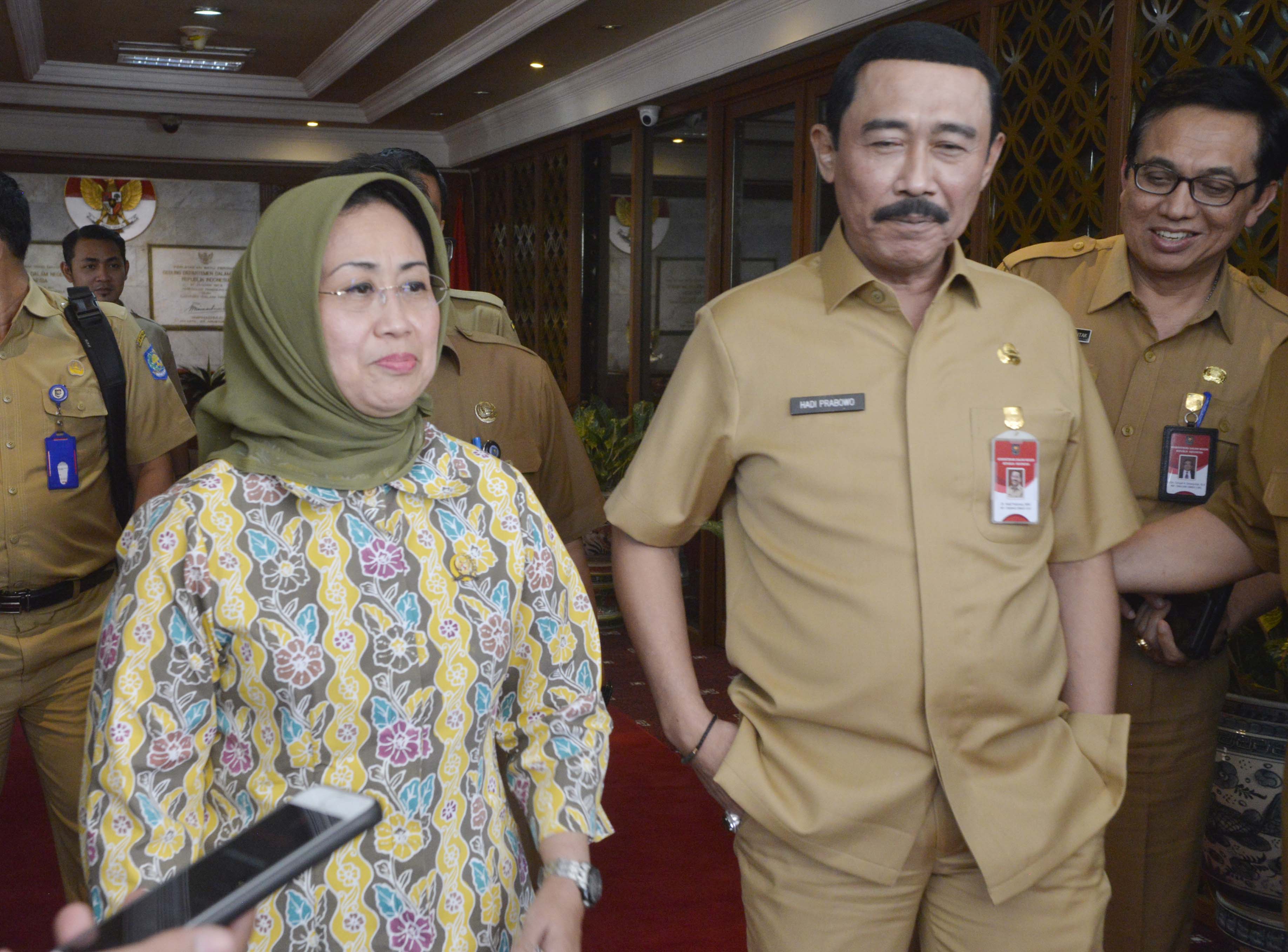 Anggota Ombudsman, Ninik Rahayu, bersama dengan Sekretaris Jenderal Kemendagri, Hadi Prabowo, memberikan keterangan usai pertemuan tertutup.
