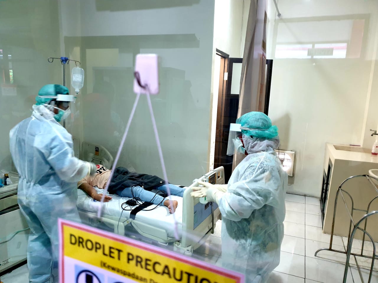 TKW inisial M, 21 yang dicurigai terjangkit virus korona sedang diperiksa tim khusus di RSUD Sidoarjo. 