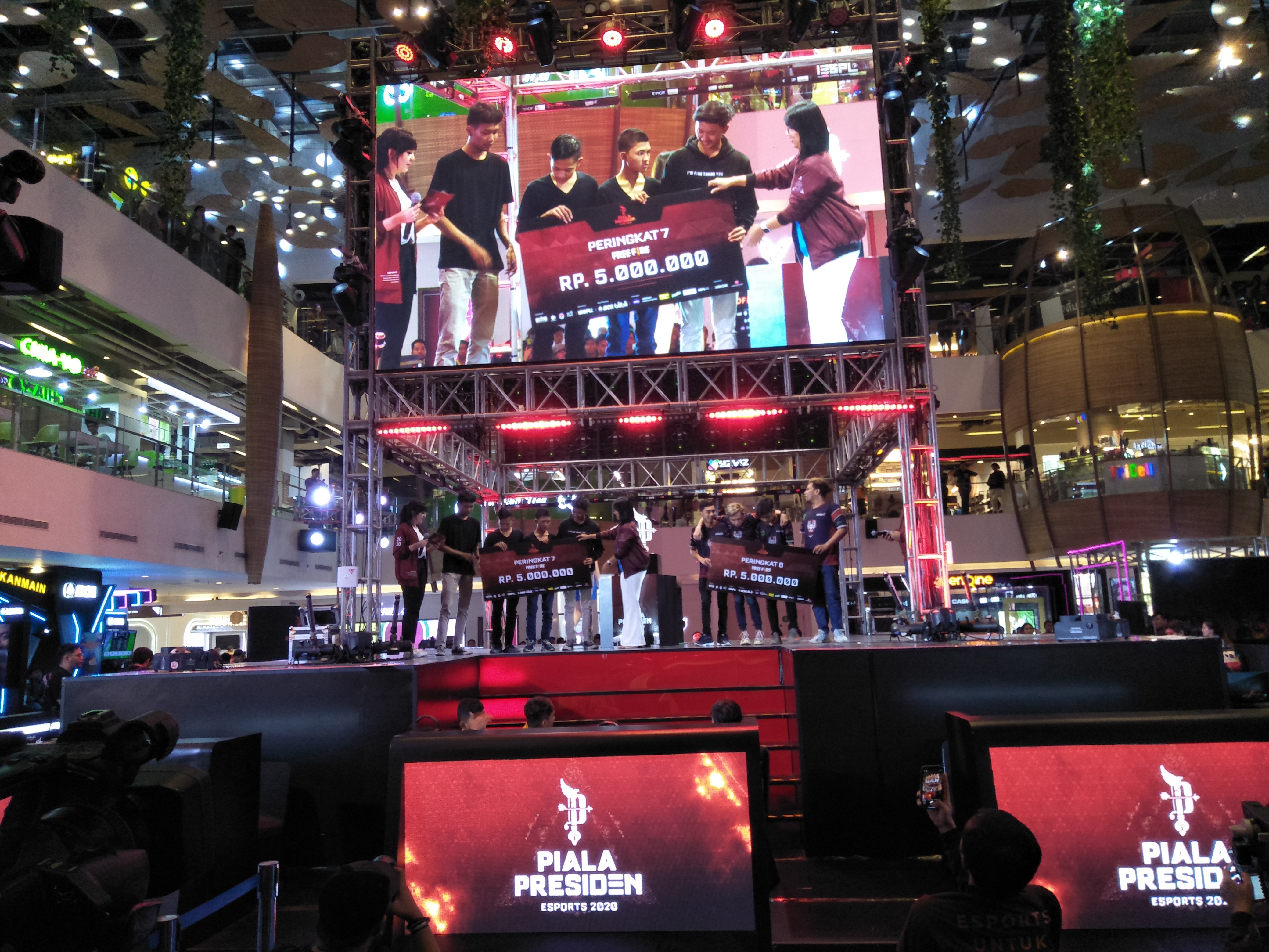 Juara Regional Barat PPES 2020 menerima hadiah