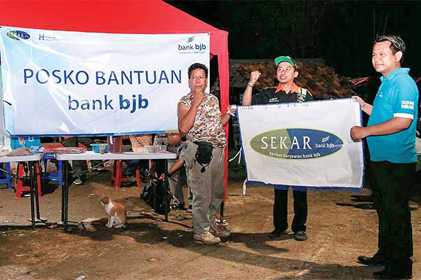 Serikat Karyawan Bank BJB mendirikan posko bantuan korban banjir di Kampung Cikomaro, Desa Banjar Irigasi, Kecamatan Lebak, Banten, kemarin