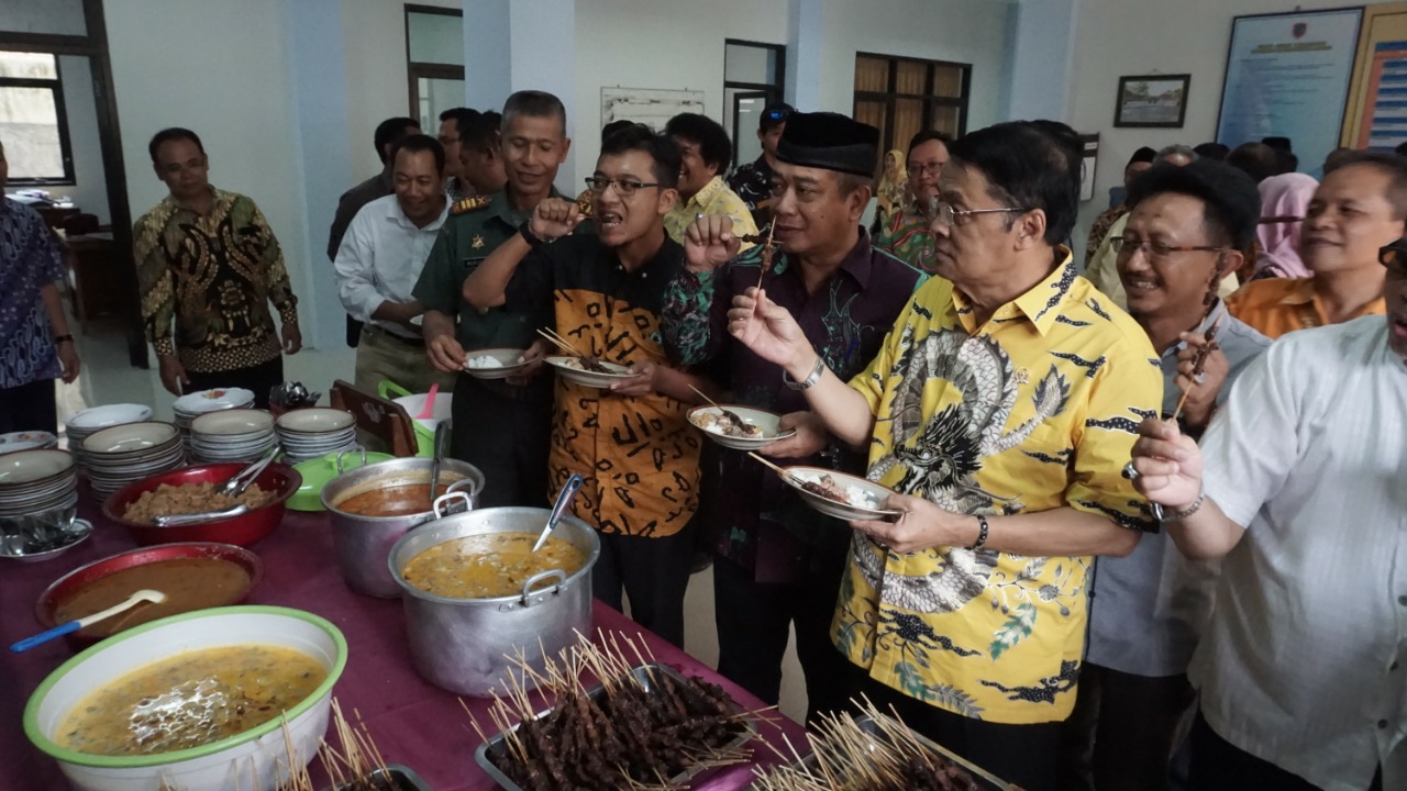 Makan Daging Sapi Bersama-sama di Gunungkidul, Yogyakarta, Jawa Tengah
