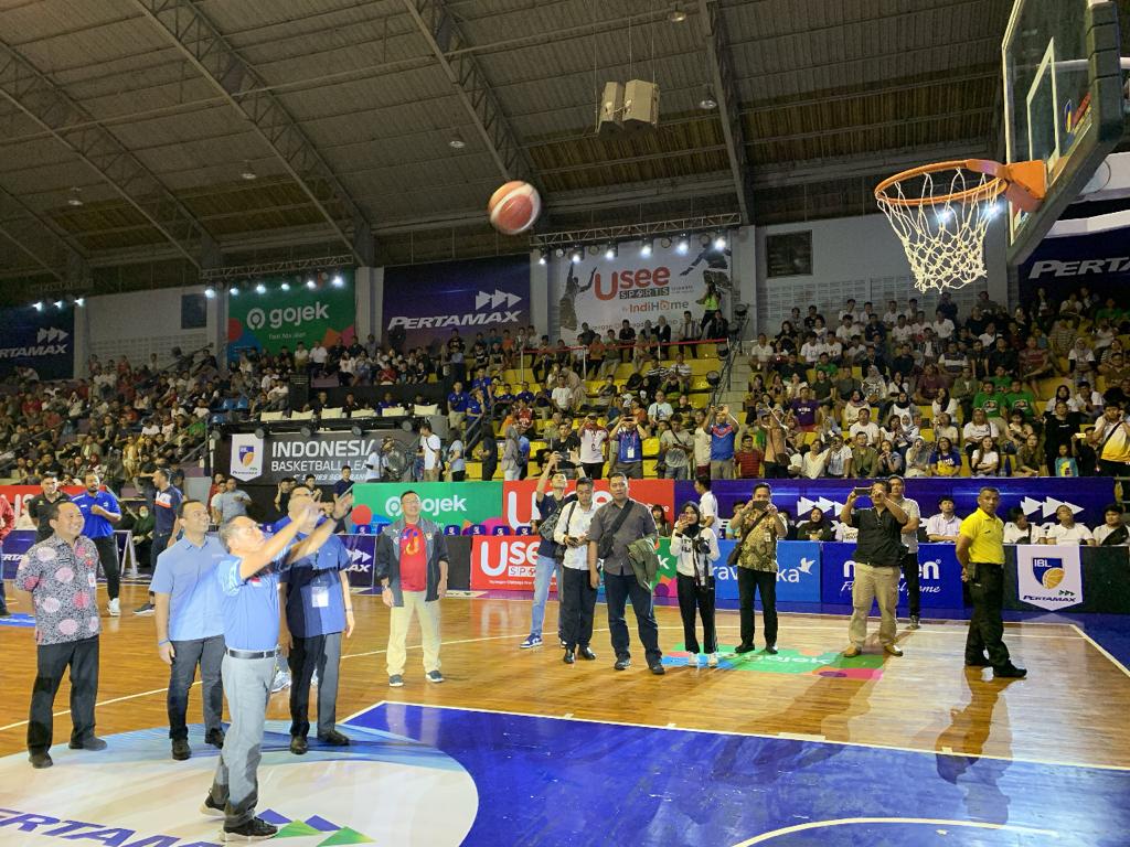 Menpora Zainudin Amali secar resmi membuka IBL 2020 pada seri pertama di GOR Sahabat, Pedurungan, Semarang, Jawa Tengah, Jumat (10/1).