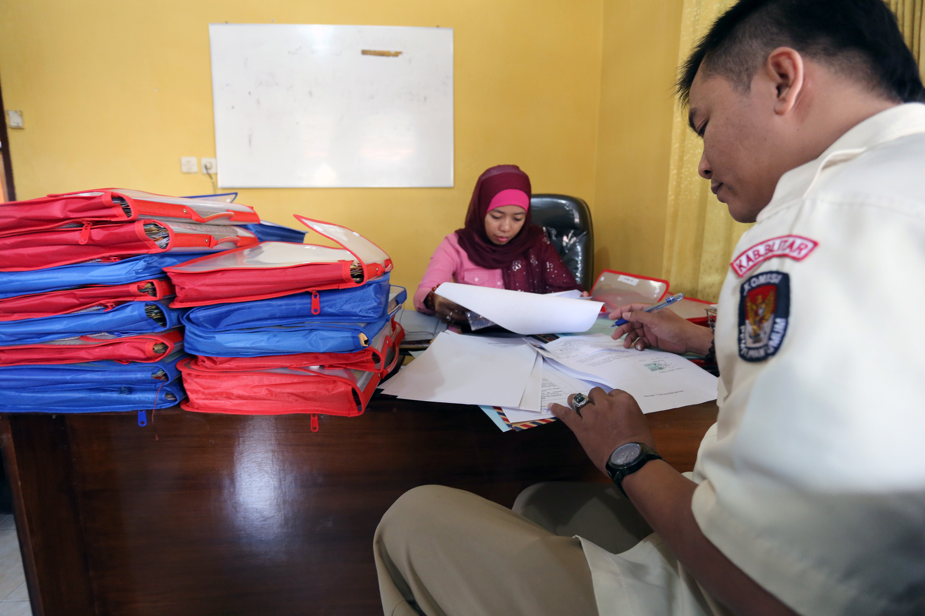 Petugas KPU menyeleksi  calon anggota panitia pemilihan kecamatan (PPK) . Di Kabupaten Cianjur ada 34 caln PPK tidak lolos administrasi.