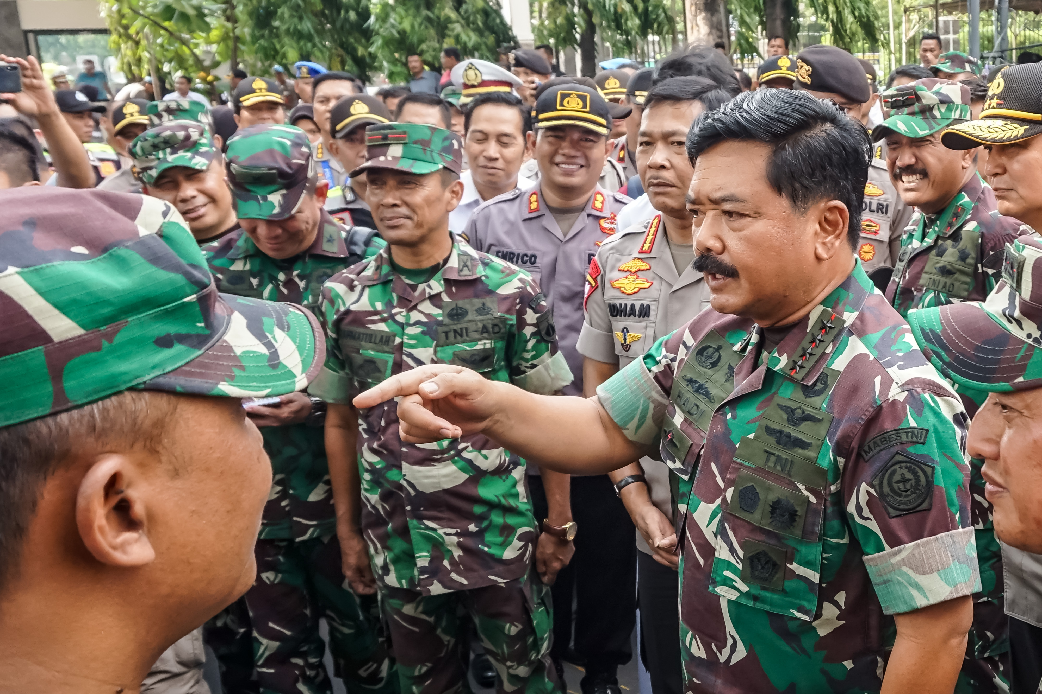 Panglima TNI Marsekal TNI Hadi Tjahjanto (kanan)