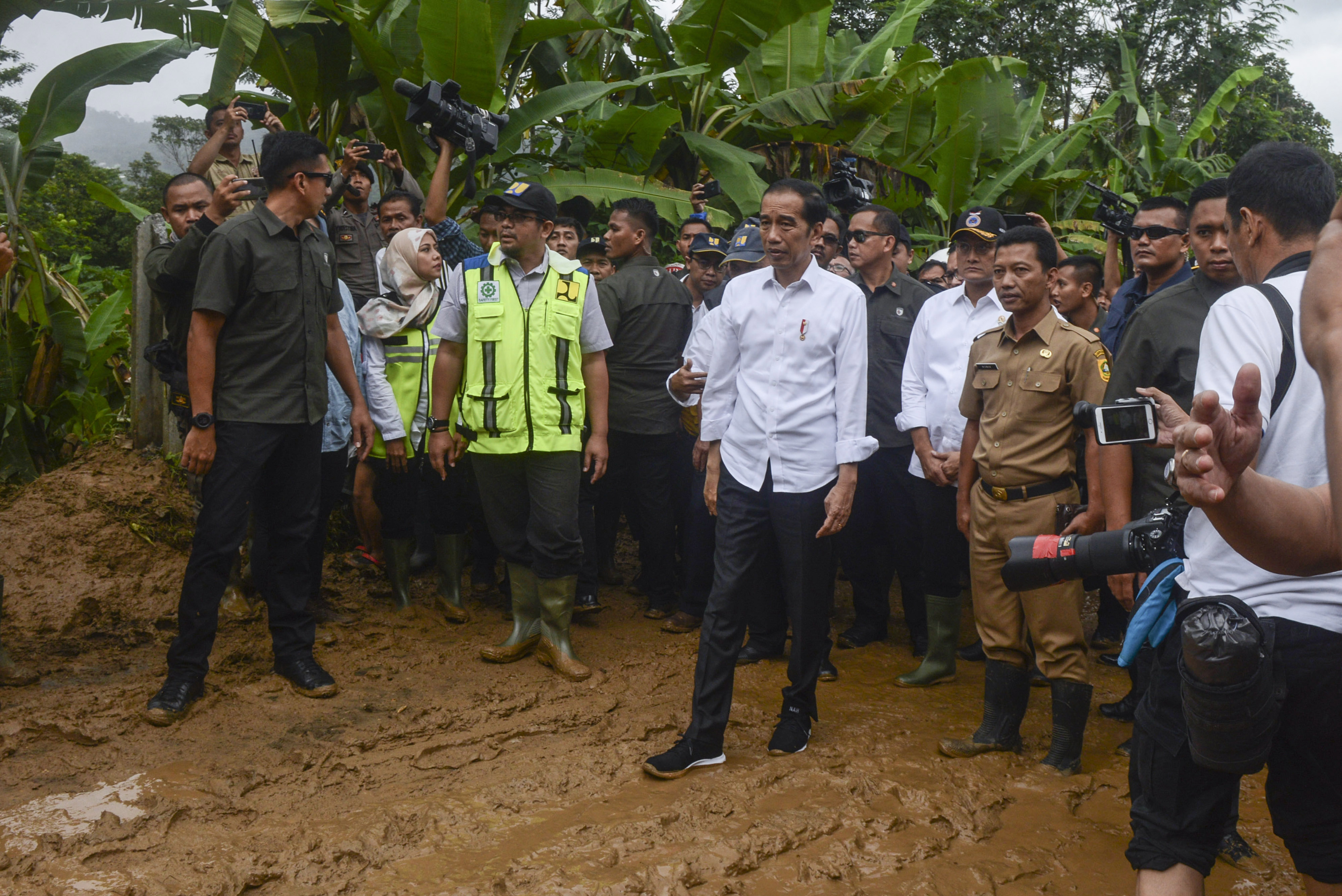 Presiden Jokowi Kunjungi Lokasi Bencana di Sukajaya Bogor.