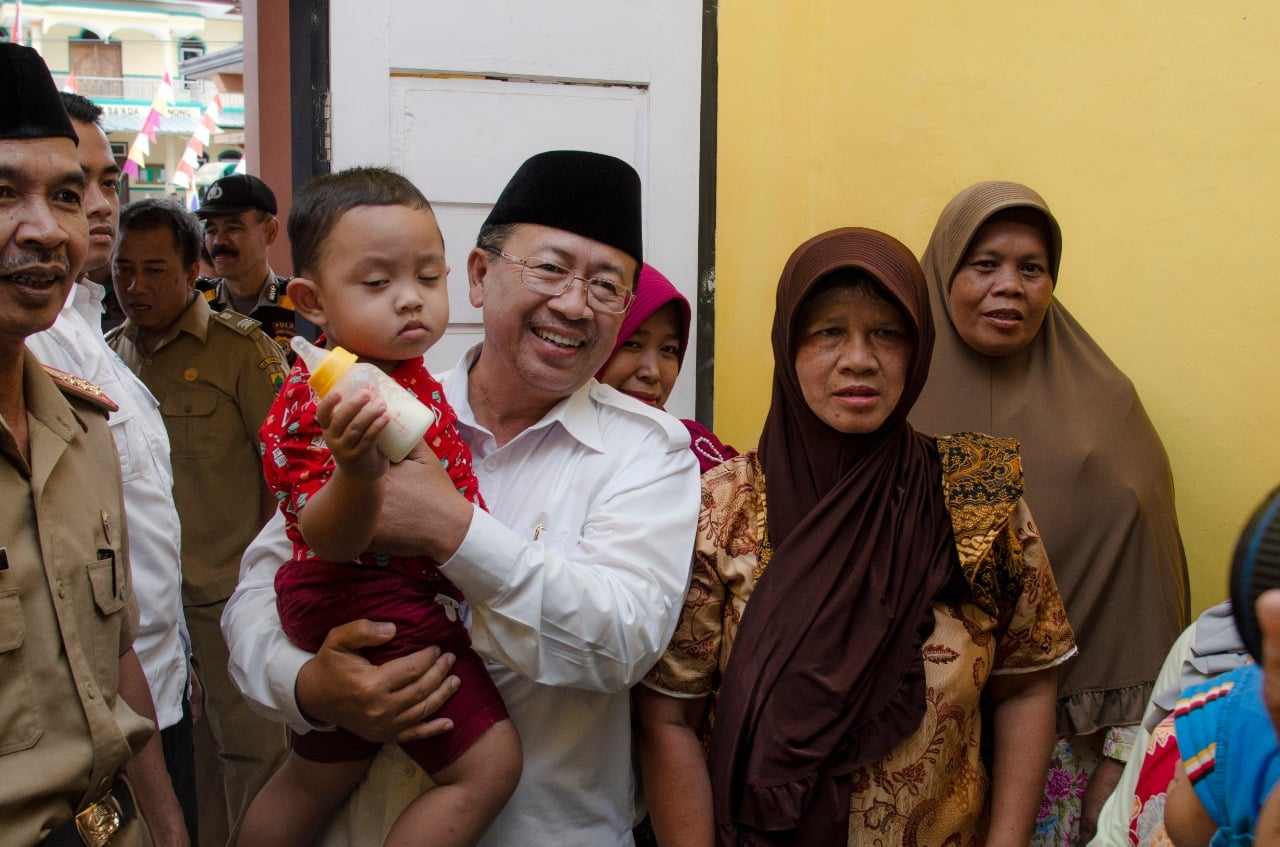 Plt. Bupati Cianjur Haji Herman Suherman bersama keluarga penerima Program Keluarga Harapan (PKH) dan Bantuan Pangan Non Tunai (BPNT).