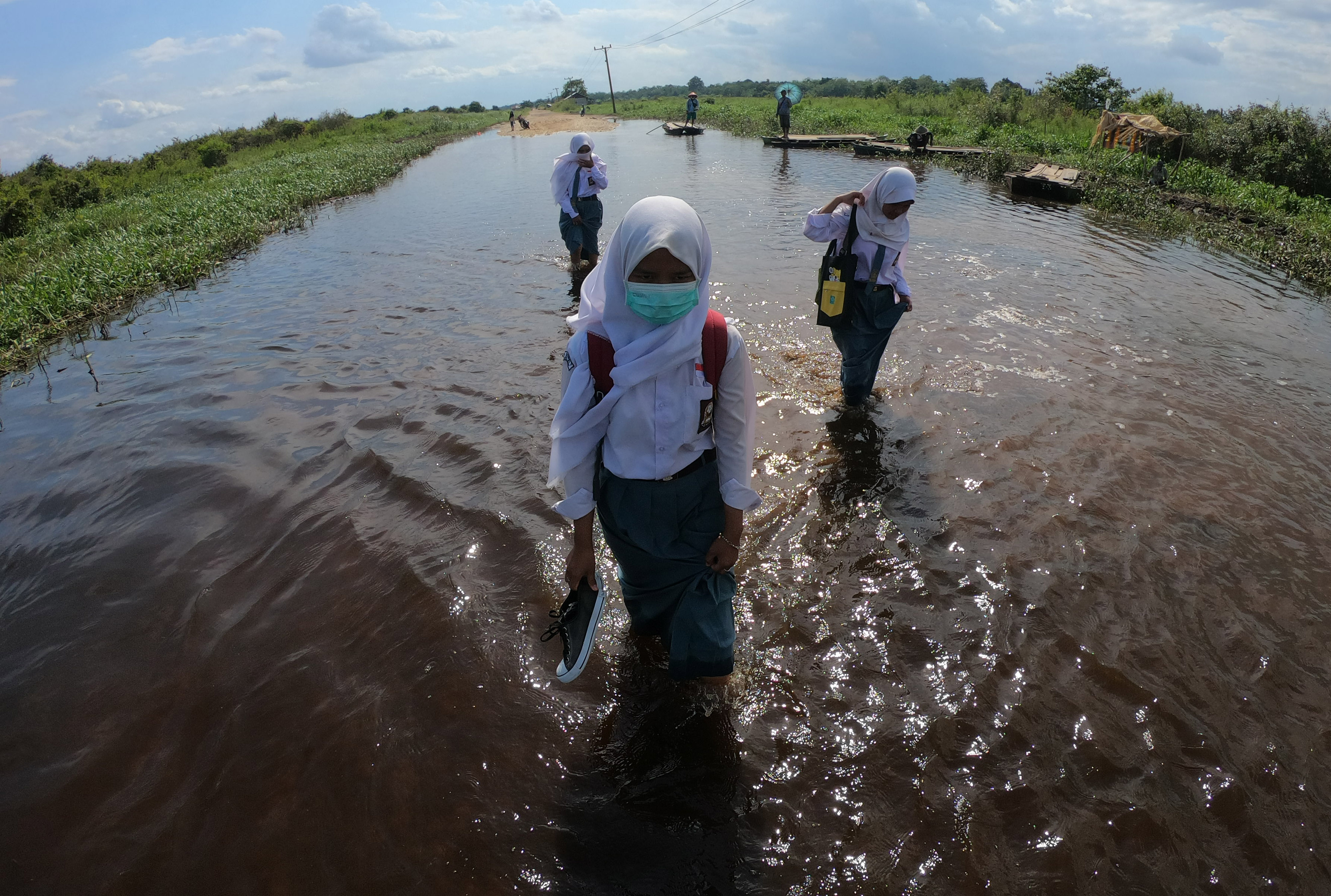 Terjangan angin kencang disertai hujan lebat terjadi di RT 14 berada dekat bantaran sungai  Batanghari menyebabkan rumah rusak dan banjir. 