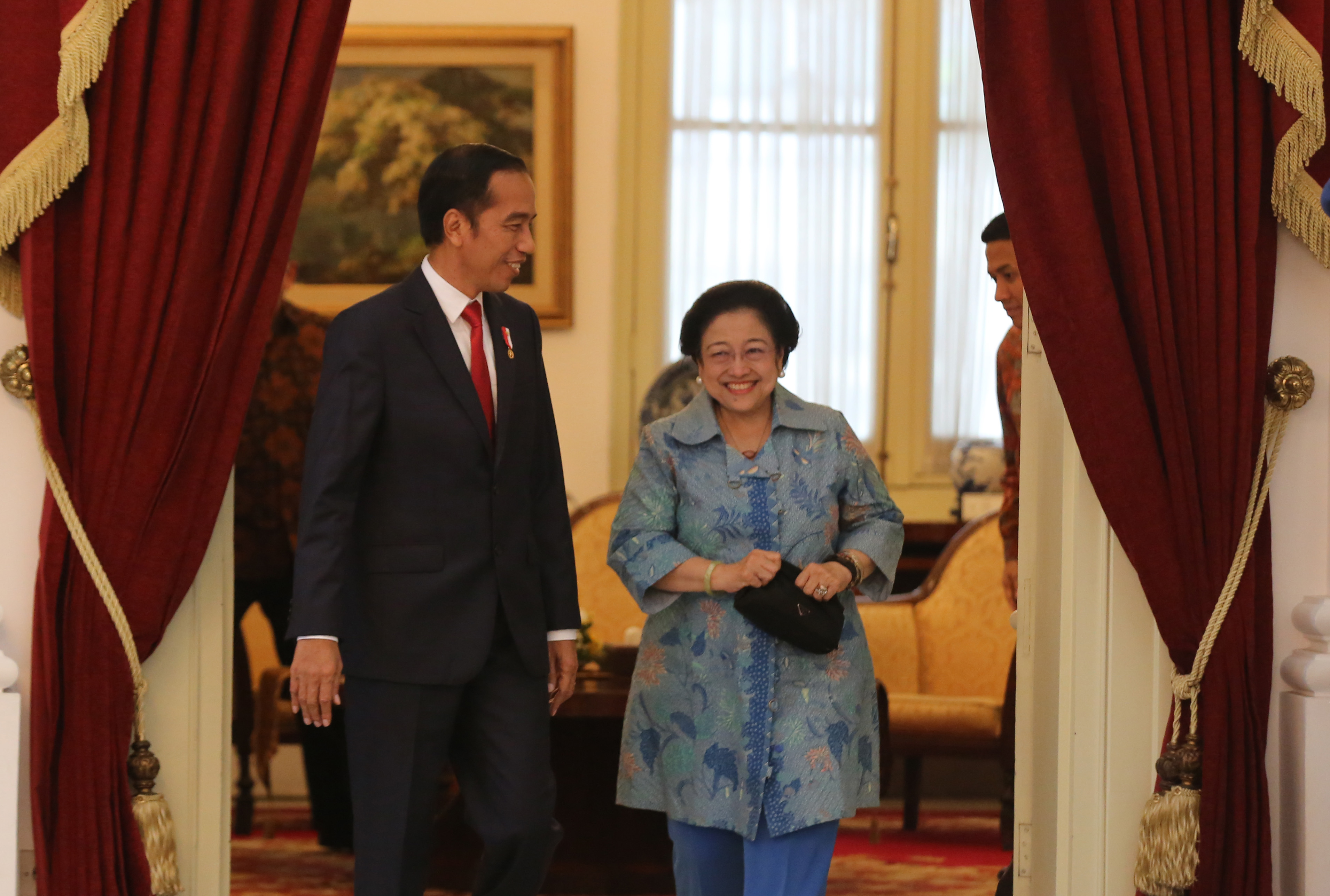 Presiden Joko Widodo (kiri) bersama Ketum PDI Perjuangan Megawati Soekarnoputri (kanan)