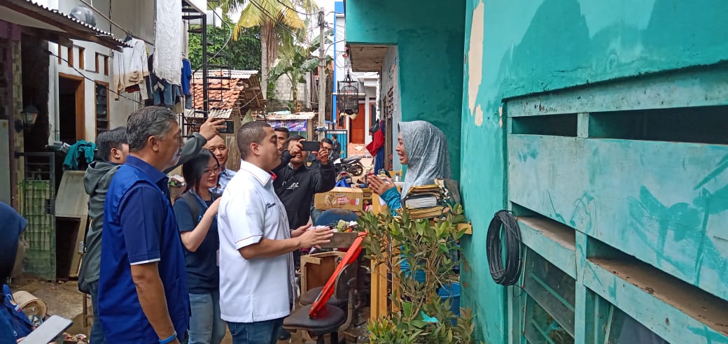Ketua DPRD DKI dari Fraksi NasDem Wibi menyantuni Nur Hasanah, anak dari Siti Nawa, korban meninggal akibat banjir di Cipinang Melayu.