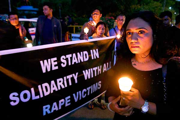 Warga menyalakan lilin pada aksi dukungan bagi para korban kekerasan seksual di Hyderabad, Bangalore, India.