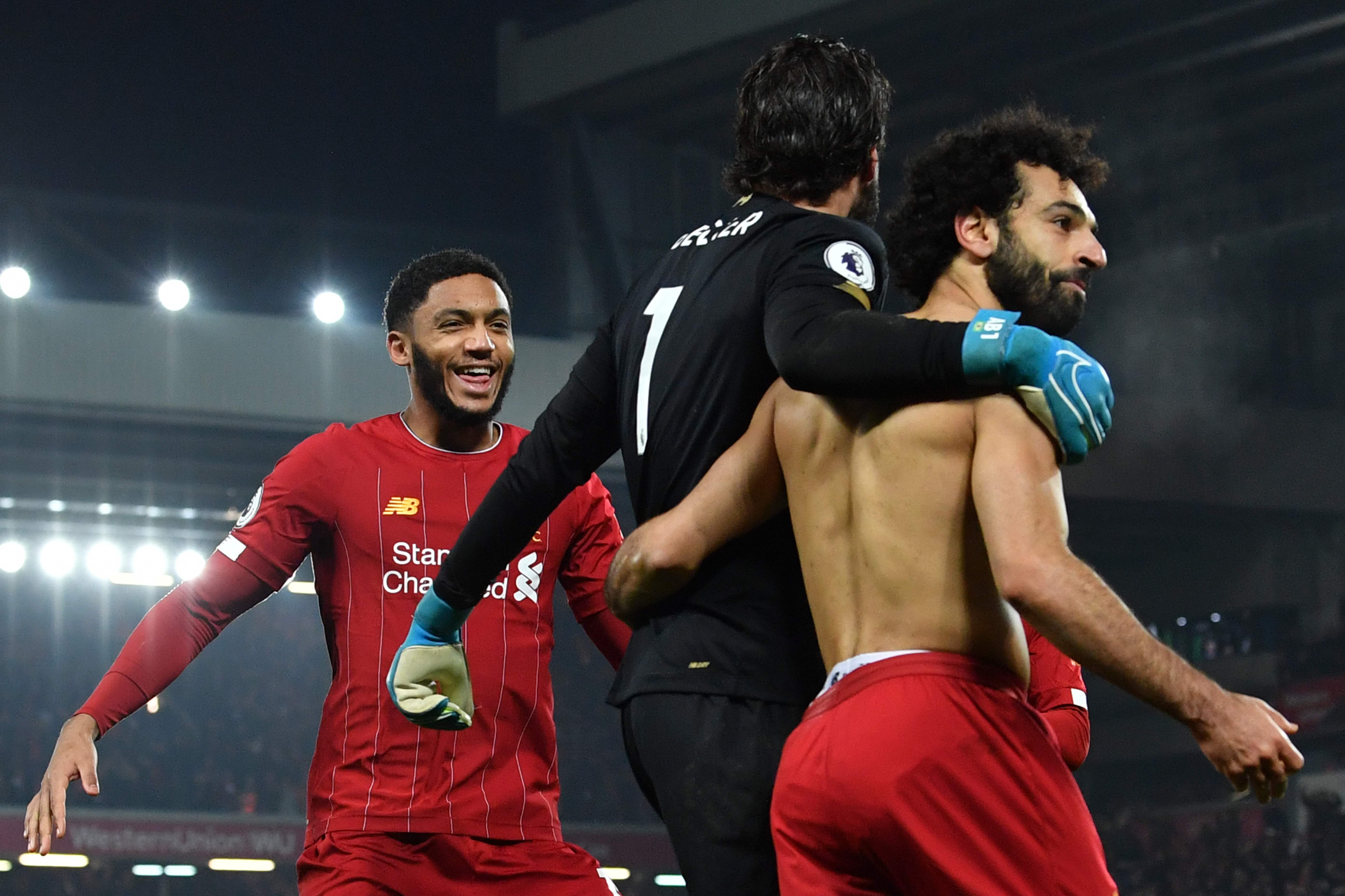 Mohamed Salah, Alisson Becker, dan Joe Gomez melakukan selebrasi usai Liverpool mencetak gol kedua ke gawang Manchester United.