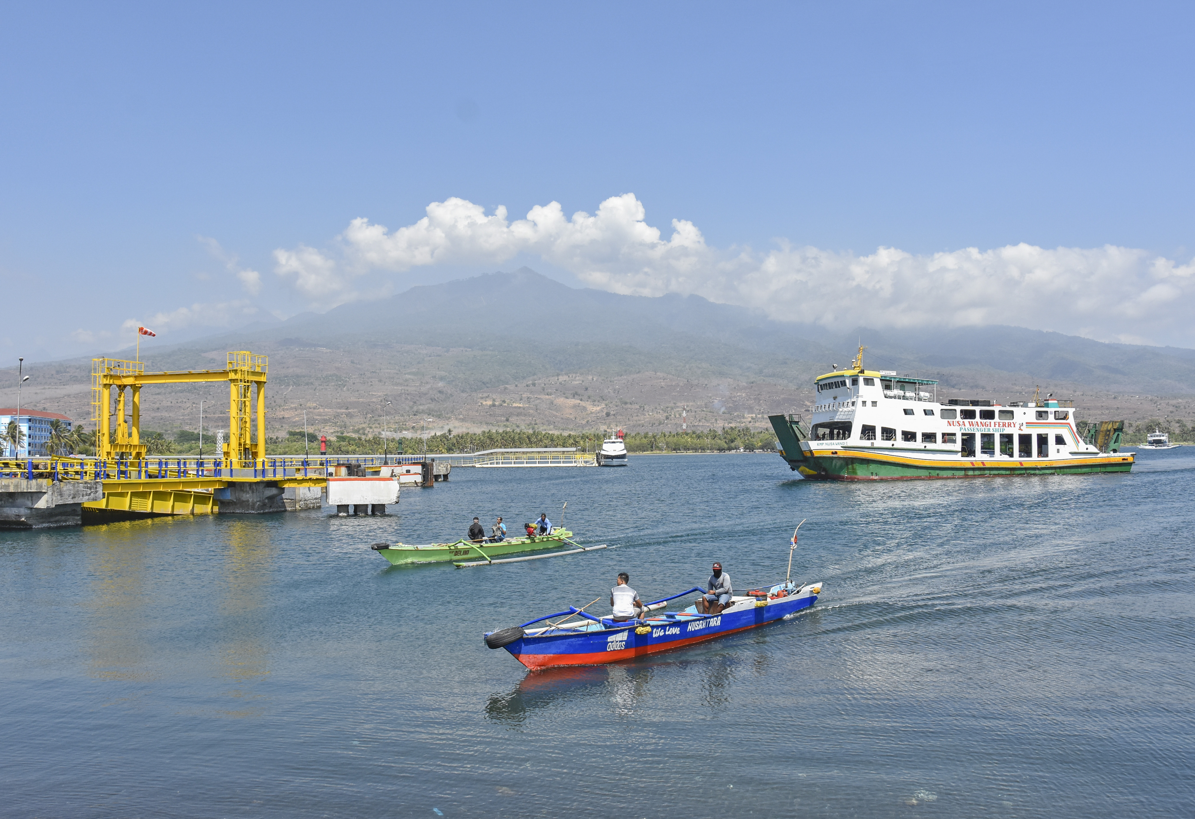 Kapal feri dari Sumbawa bersiap untuk berlabuh di pelabuhan Kayangan, Selong, Lombok Timur, NTB. 