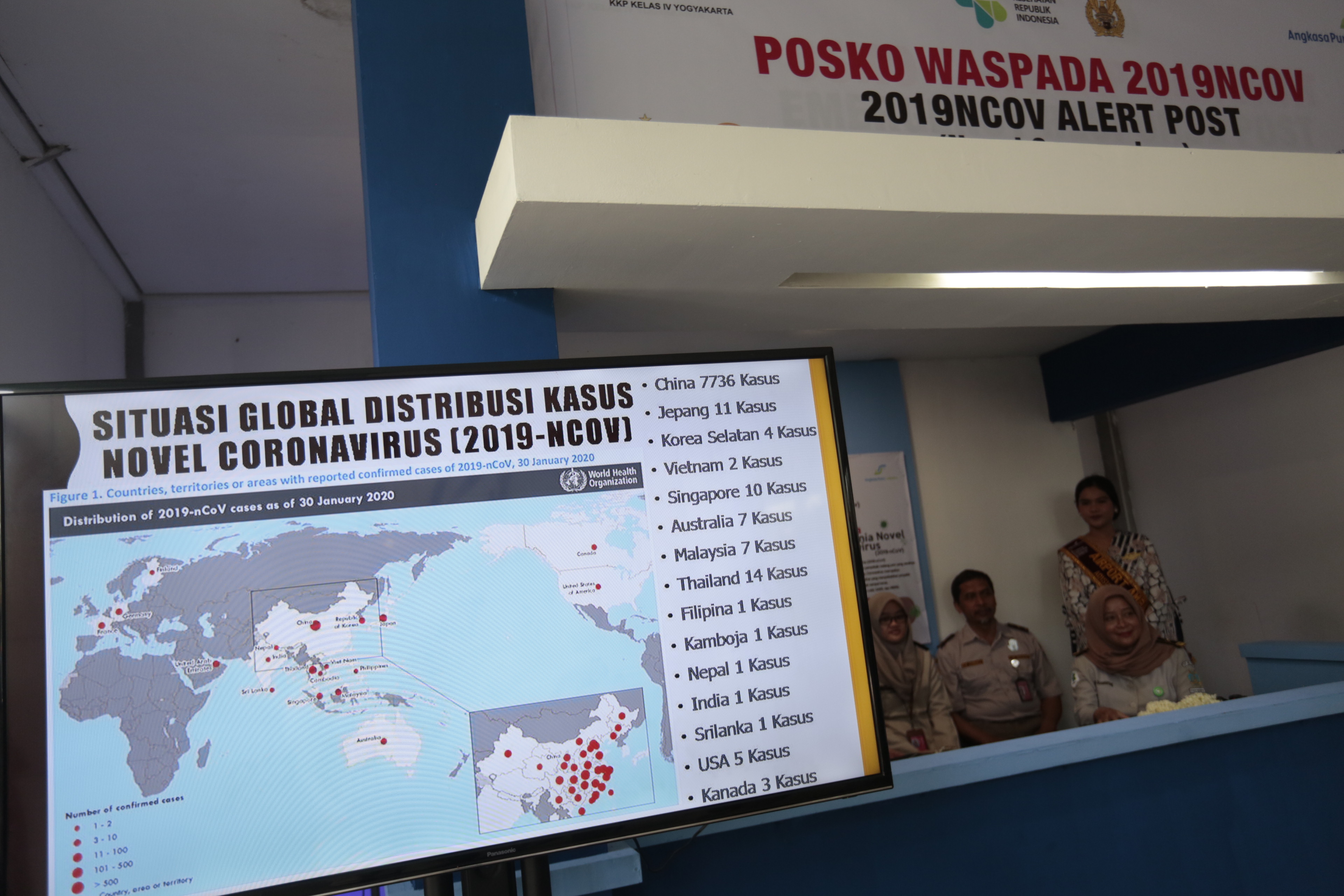 Petugas berjaga di posko waspada virus korona di Terminal B Bandara Internasional Adisutjipto, Sleman, Yogyakarta.