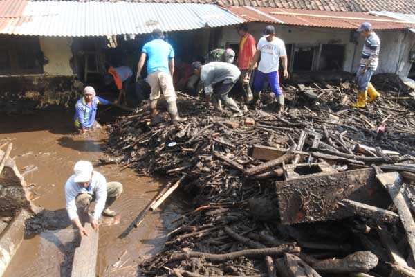 Warga bergotong royong membersihkan sampah pascabanjir bandang di Desa Kalisat, Kecamatan Ijen, Bondowoso, Jawa Timur.