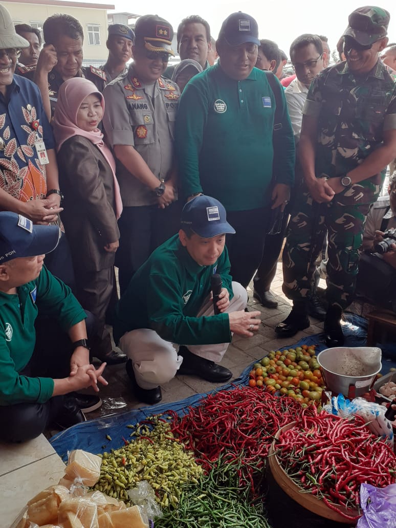 Menteri Perdagangan Agus Suparmanto melakukan peninjauan dan operasi pasar di Pasar Sido Makmur, Blora, Jawa Tengah, Rabu (29/1).