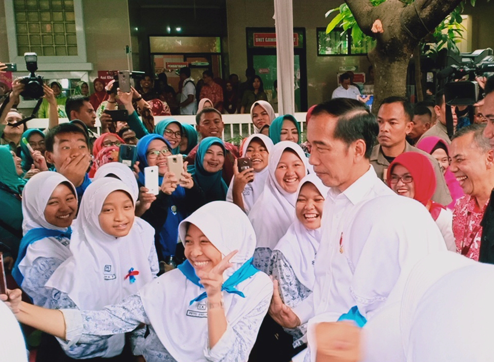 Presiden Joko Widodo berfoto bersama pelajar SMP saat kunjungan kerja di Puskesmas Cimahi Selatan, Rabu (29/1/2020)