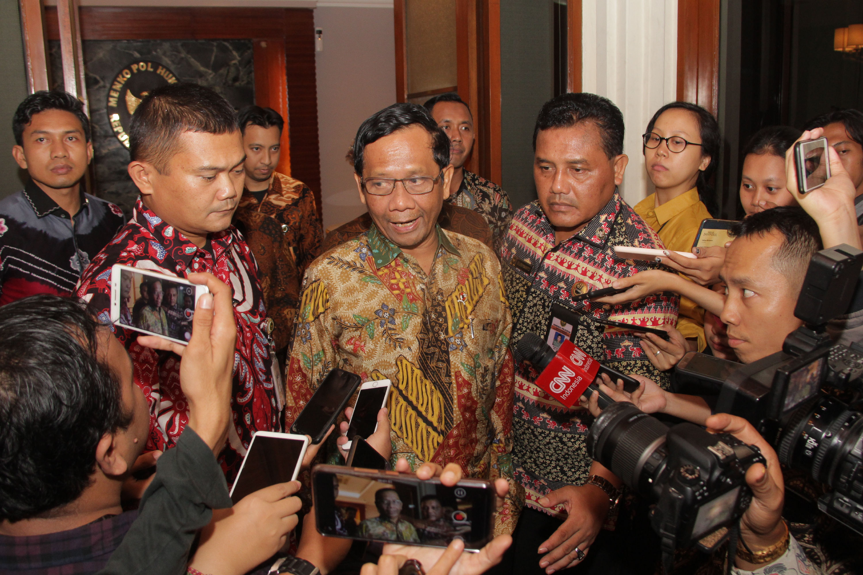 Menteri Koordinator Politik Hukum dan Keamanan (Menko Polhukam) Mahfud MD memberikan keterangan kepada awak media. 