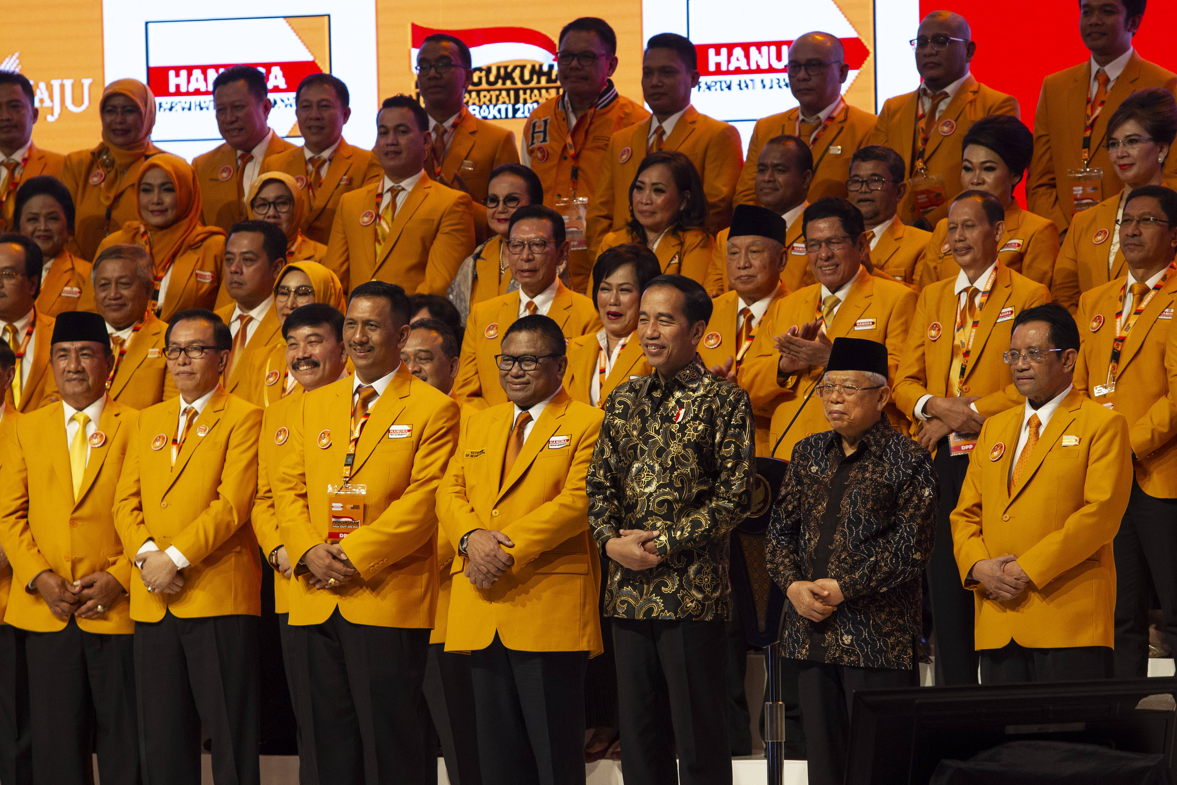 Presiden Joko Widodo dan Wakil Presiden Ma'ruf Amin saat mengukuhkan kepengurusan Partai Hanura periode 2019-2024