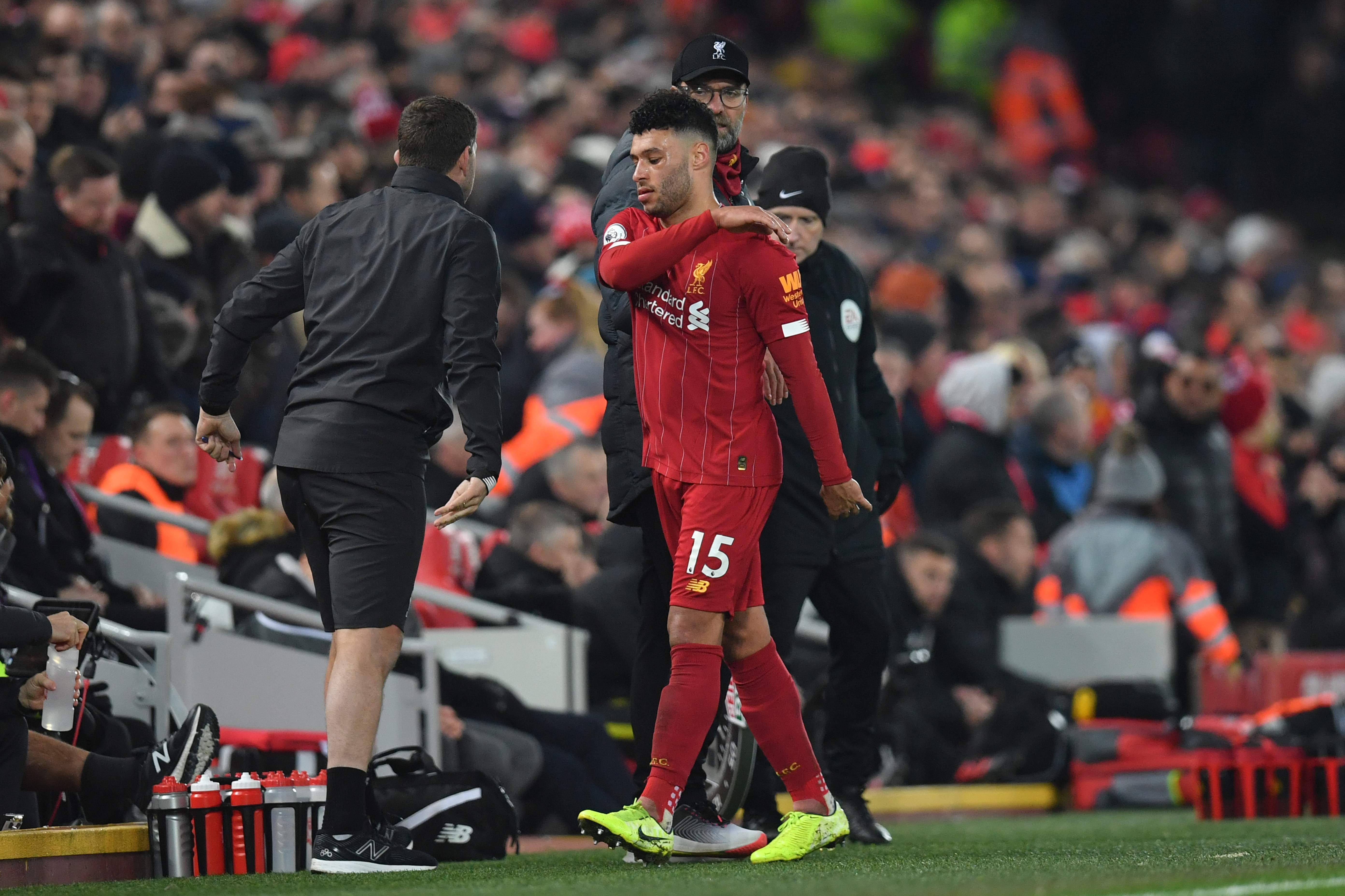 Gelandang Liverpool Alex Oxlade-Chamberlain bereaksi usai ditarik keluar dalam laga melawan Manchester United